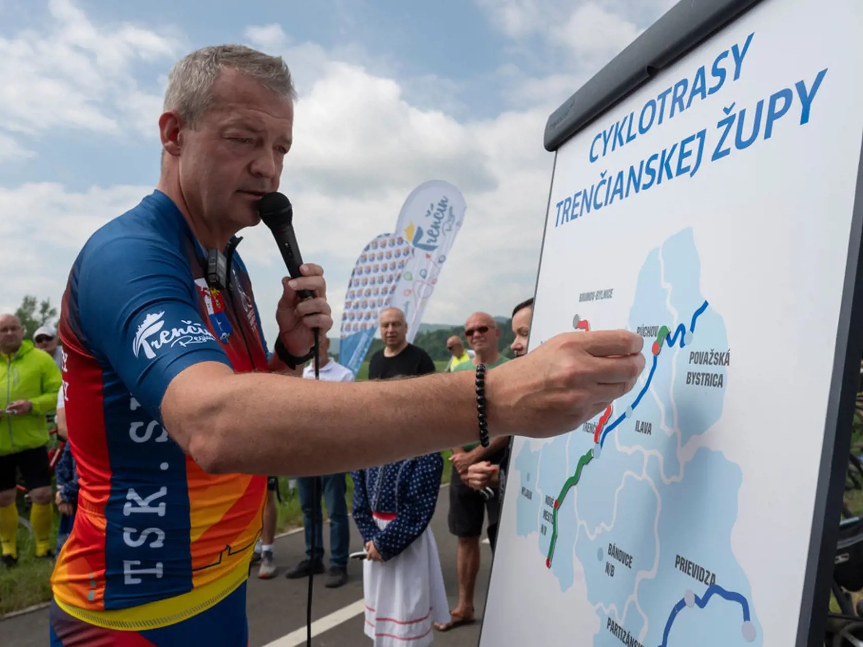 Župan Jaroslav Baška je veľký fanúšik cyklistiky, a otvoril ďalší úsek Vážskej cyklomagistrály na Považí