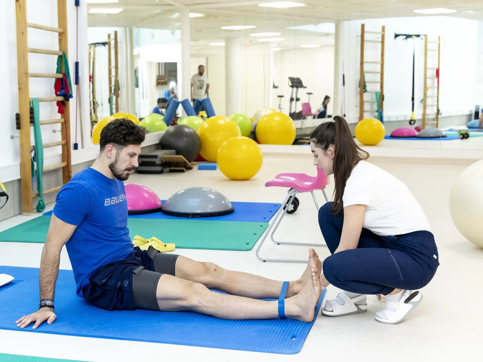 Hokejový útočník a kapitán reprezentácie Marek Hrivík rehabilituje po operácii pod odborným dohľadom.