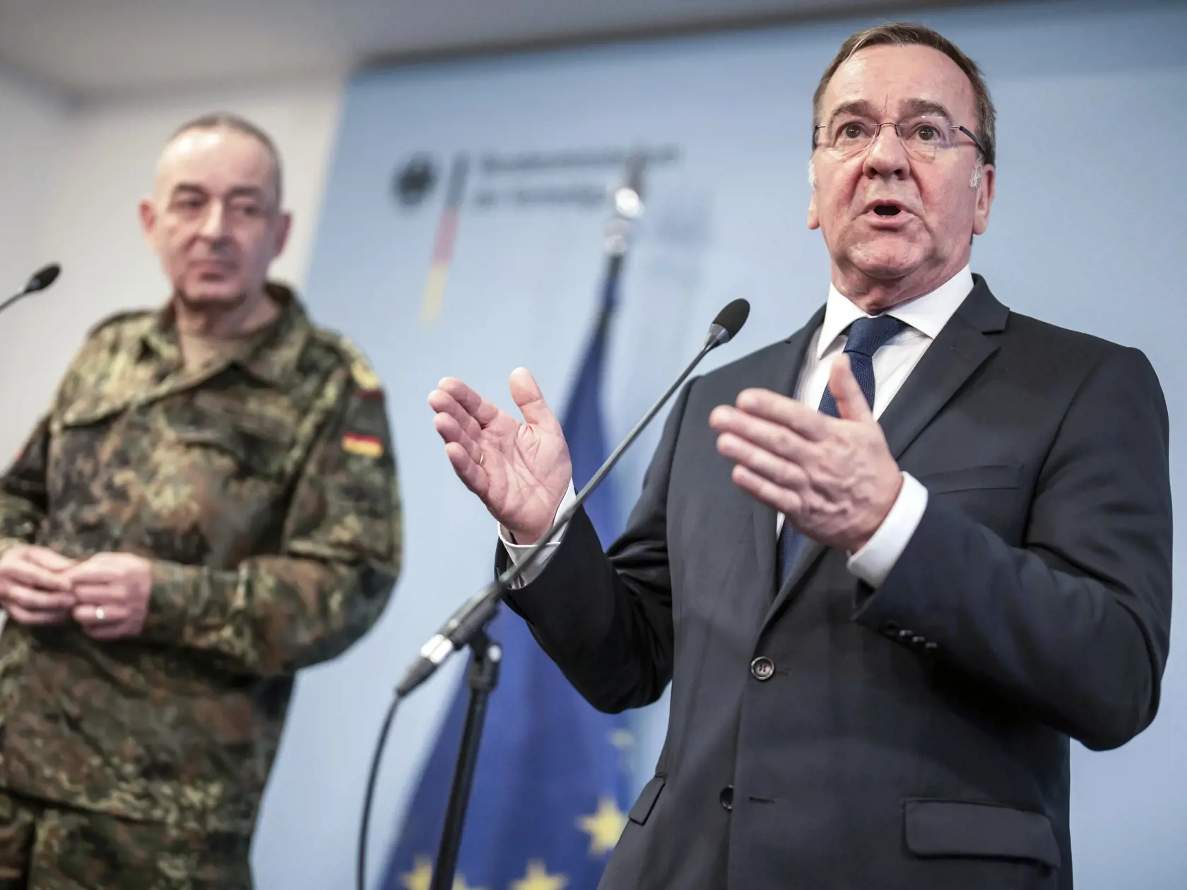 Nemecký minister obrany Boris Pistorius (vpravo) rozpráva počas tlačovej konferencie v Berlíne 4. apríla 2024, na ktorej predstavil novú štruktúru velenia ozbrojených síl (Bundeswehr).