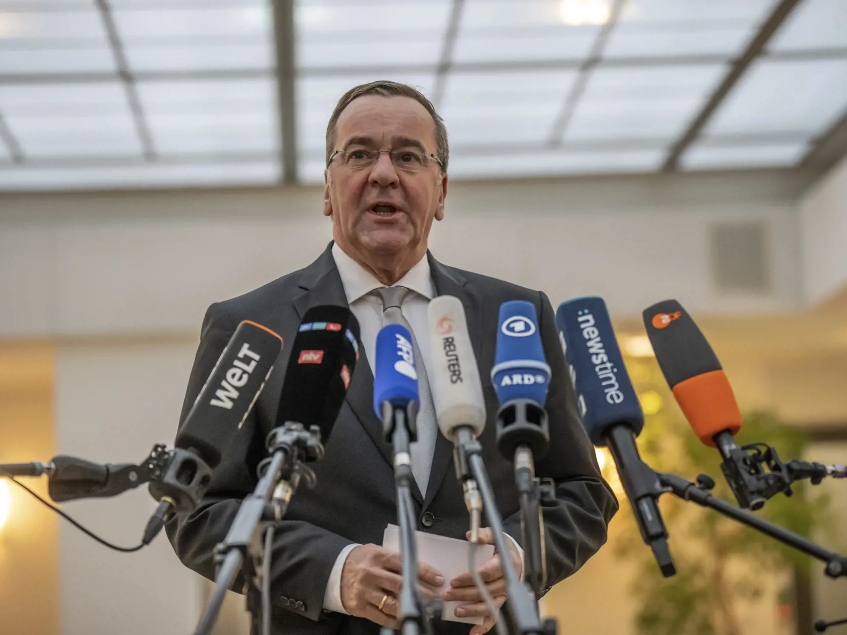 Na snímke nemecký minister obrany Boris Pistorius počas vyhlásenia mre médiá v Berlíne 3. marca 2024. Pistorius uviedol, že ruský prezident Vladimir Putin sa zverejnením odpočúvaného rozhovoru vysokopostavených predstaviteľov nemeckého letectva o Ukrajine snaží zasiať v krajine rozkol.