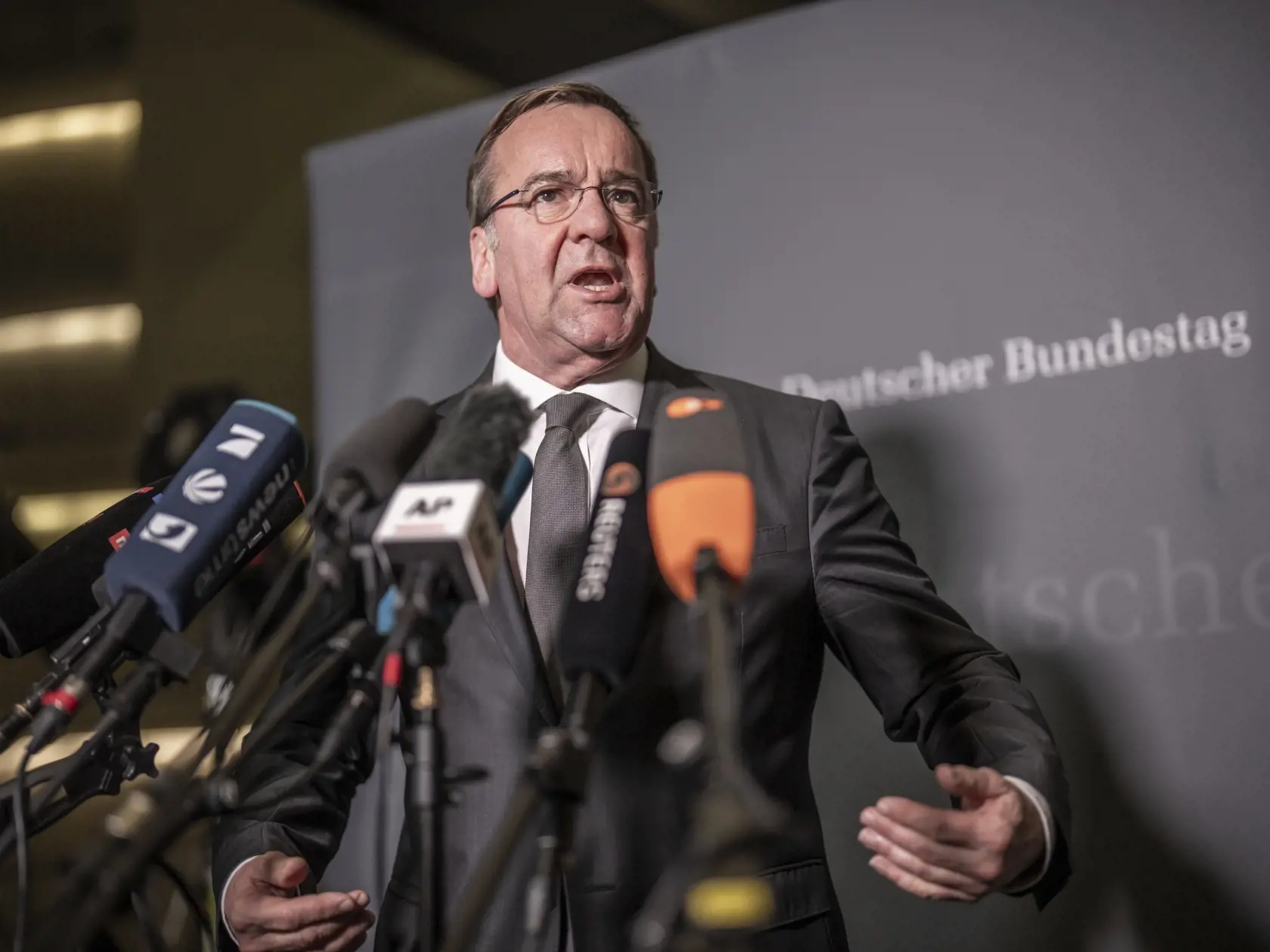 Nemecký minister obrany Boris Pistorius rozpráva počas brífingu po skončení mimoriadneho zasadnutia obranného výboru nemeckého parlamentu Bundestag v Berlíne 11. marca 2024. Hlavnou témou debaty je dodanie systému Taurus pre Ukrajinu.