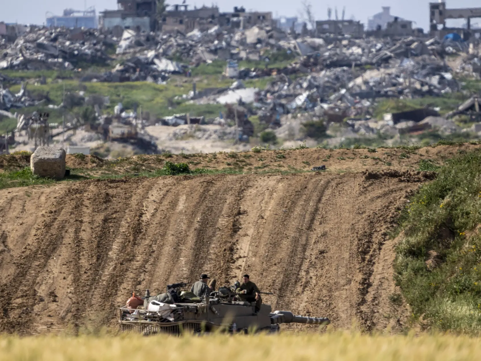 Na archívnej snímke z 26. marca 2024 izraelský tank sa nachádza na juhu Izraela na hraniciach s Pásmom Gazy. Izraelský premiér Benjamin Netanjahu v nedeľu 7. apríla uviedol, že Izrael je v Pásme Gazy "krok od víťazstva". Zároveň prisľúbil, že k prímeriu nedôjde, kým hnutie Hamas neprepustí všetkých rukojemníkov, ktorých zajalo počas útoku zo 7. októbra.
