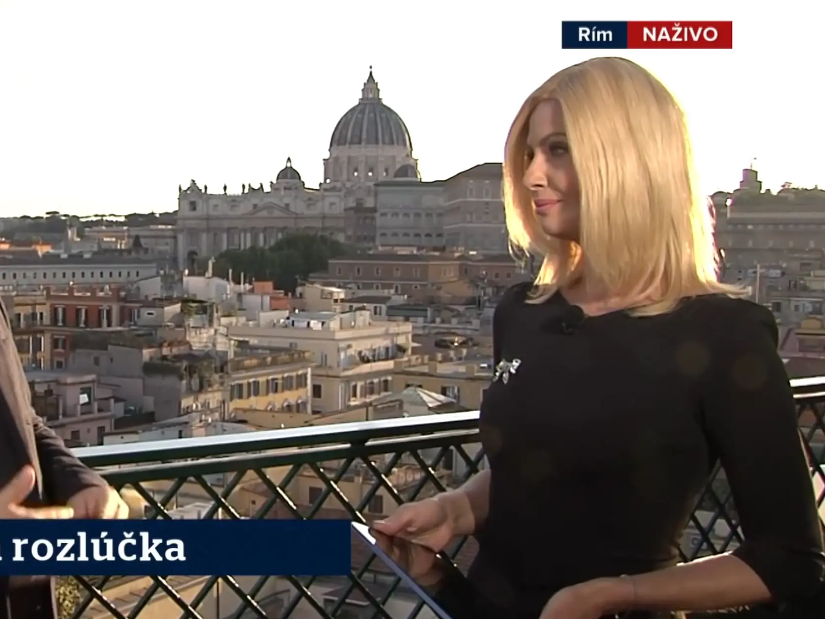 Moderátorka Marianna Ďurianová prinášala informácie priamo z Vatikánu. Diváci však riešili to, či má alebo nemá parochňu.