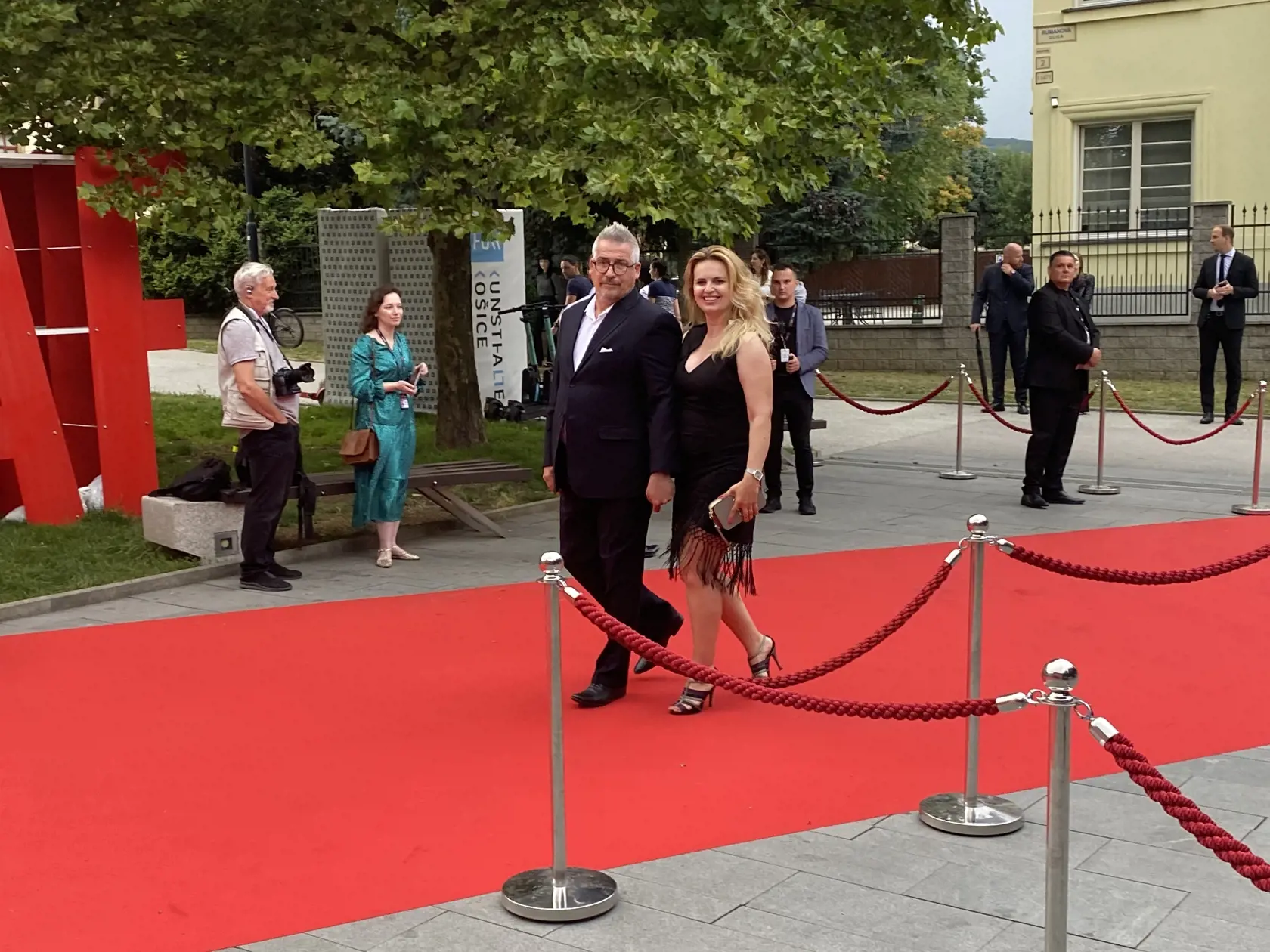 Príchod hostí na záverečný ceremoniál 30. ročníka medzinárodného festivalu Art Film Košice, na ktorom odovzdali ceny držiteľom honorárnych ocenení - Sergejovi Loznicovi, Antónii Liškovej a Marošovi Kramárovi a vyhlásili víťazov jednotlivých súťaží.