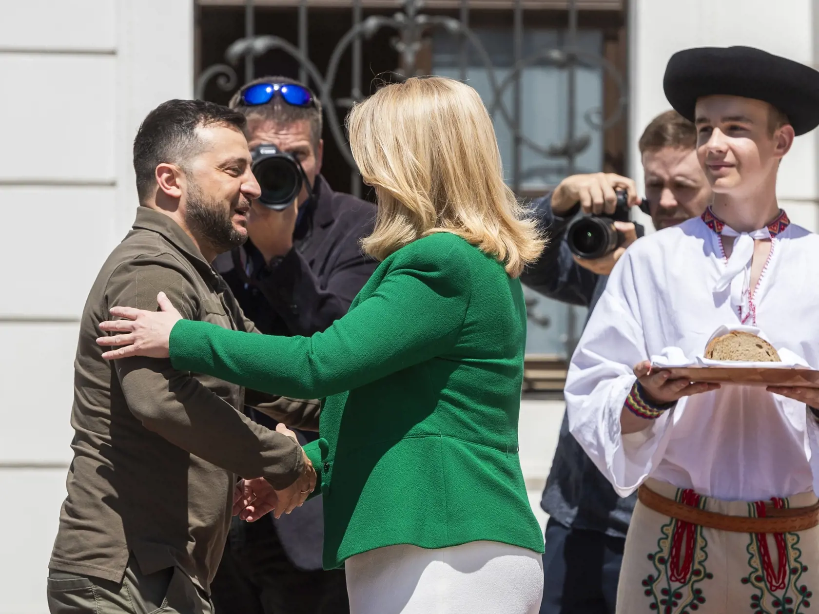 Na snímke prezidentka SR Zuzana Čaputová a ukrajinský prezident Volodymyr Zelenskyj si podávajú ruky počas uvítacieho ceremoniálu na nádvorí Prezidentského paláca v Bratislave v piatok 7. júna 2023. Na Slovensko pricestoval v piatok popoludní ukrajinský prezident Volodymyr Zelenskyj. Ide o jeho druhú návštevu SR, ale prvú od začiatku rozsiahlej ruskej vojenskej agresie na Ukrajine.