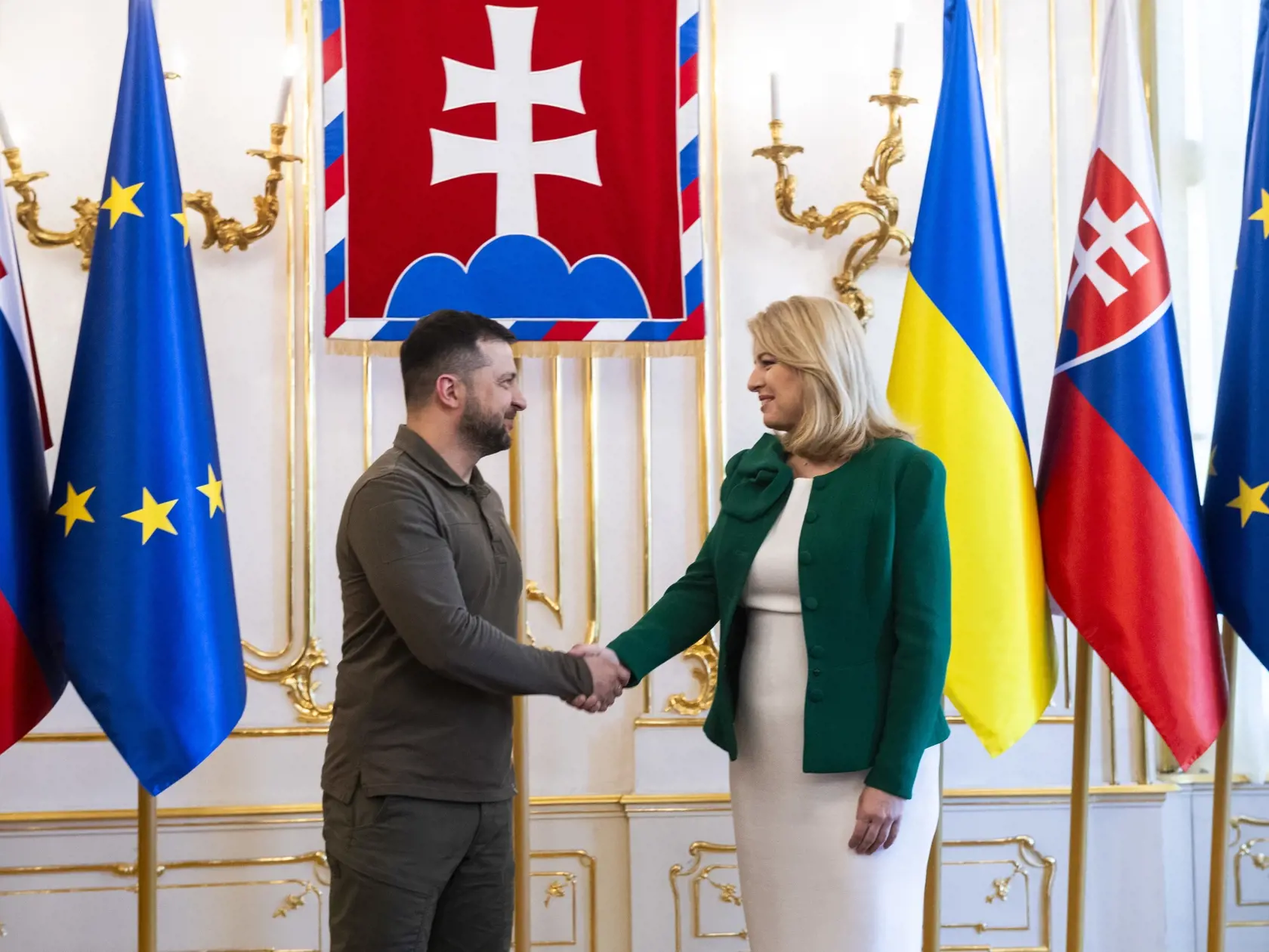 Na snímke prezidentka SR Zuzana Čaputová a ukrajinský prezident Volodymyr Zelenskyj pózujú počas stretnutia v Prezidentskom paláci v Bratislave v piatok 7. júla 2023. Na Slovensko pricestoval v piatok popoludní ukrajinský prezident Volodymyr Zelenskyj. Ide o jeho druhú návštevu SR, ale prvú od začiatku rozsiahlej ruskej vojenskej agresie na Ukrajine.