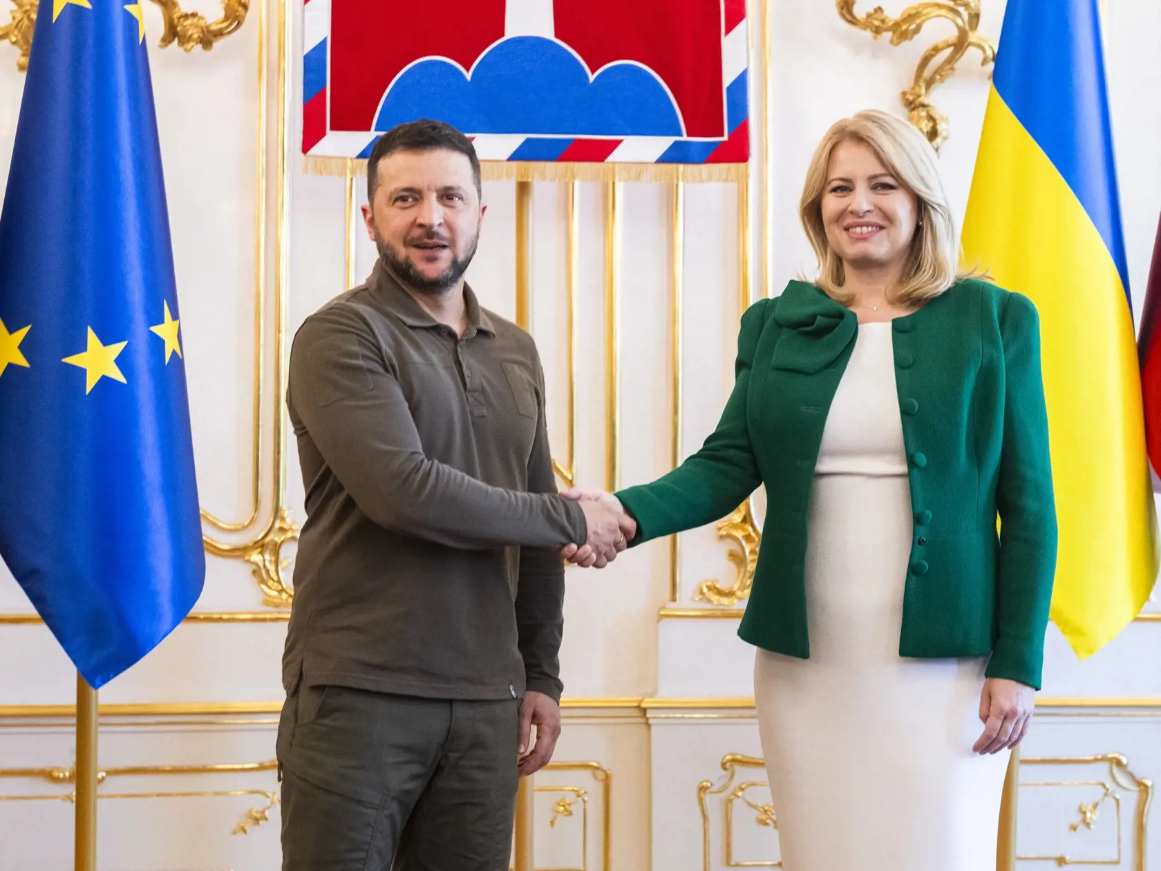 Na snímke prezidentka SR Zuzana Čaputová a ukrajinský prezident Volodymyr Zelenskyj pózujú počas stretnutia v Prezidentskom paláci v Bratislave v piatok 7. júla 2023. Na Slovensko pricestoval v piatok popoludní ukrajinský prezident Volodymyr Zelenskyj. Ide o jeho druhú návštevu SR, ale prvú od začiatku rozsiahlej ruskej vojenskej agresie na Ukrajine.