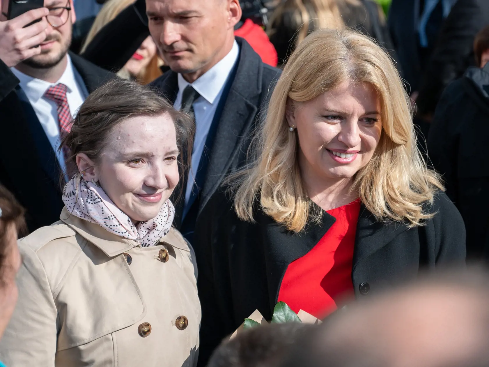 Prezidentka SR Zuzana Čaputová naposledy úraduje z Košíc od utorka do piatka 26. apríla 2024. Hlava štátu počas úradovania z východného Slovenska okrem Košíc navštívila aj Prešov, Starú Ľubovňu a obec Zborov. V piatok v Košiciach prijme podpredsedníčku Európskej komisie Věru Jourovú. Na snímke prezidentka SR Zuzana Čaputová (vpravo) sa fotí s mladou ženou počas návštevy Múzea Solivar v Prešove vo štvrtok 25. apríla 2024.