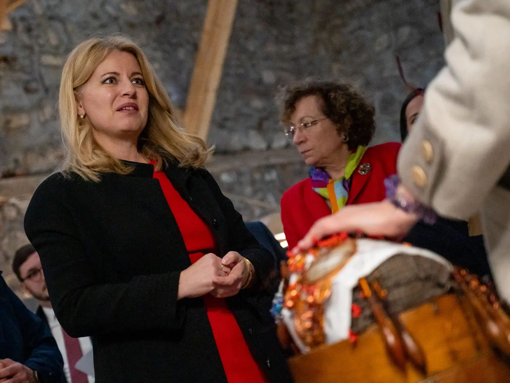 Prezidentka SR Zuzana Čaputová naposledy úraduje z Košíc od utorka do piatka 26. apríla 2024. Hlava štátu počas úradovania z východného Slovenska okrem Košíc navštívila aj Prešov, Starú Ľubovňu a obec Zborov. V piatok v Košiciach prijme podpredsedníčku Európskej komisie Věru Jourovú.
Na snímke prezidentka SR Zuzana Čaputová sa rozpráva s miestnymi soľnobanskými čipkárkami v Sklade soli počas návštevy Múzea Solivar v Prešove vo štvrtok 25. apríla 2024.