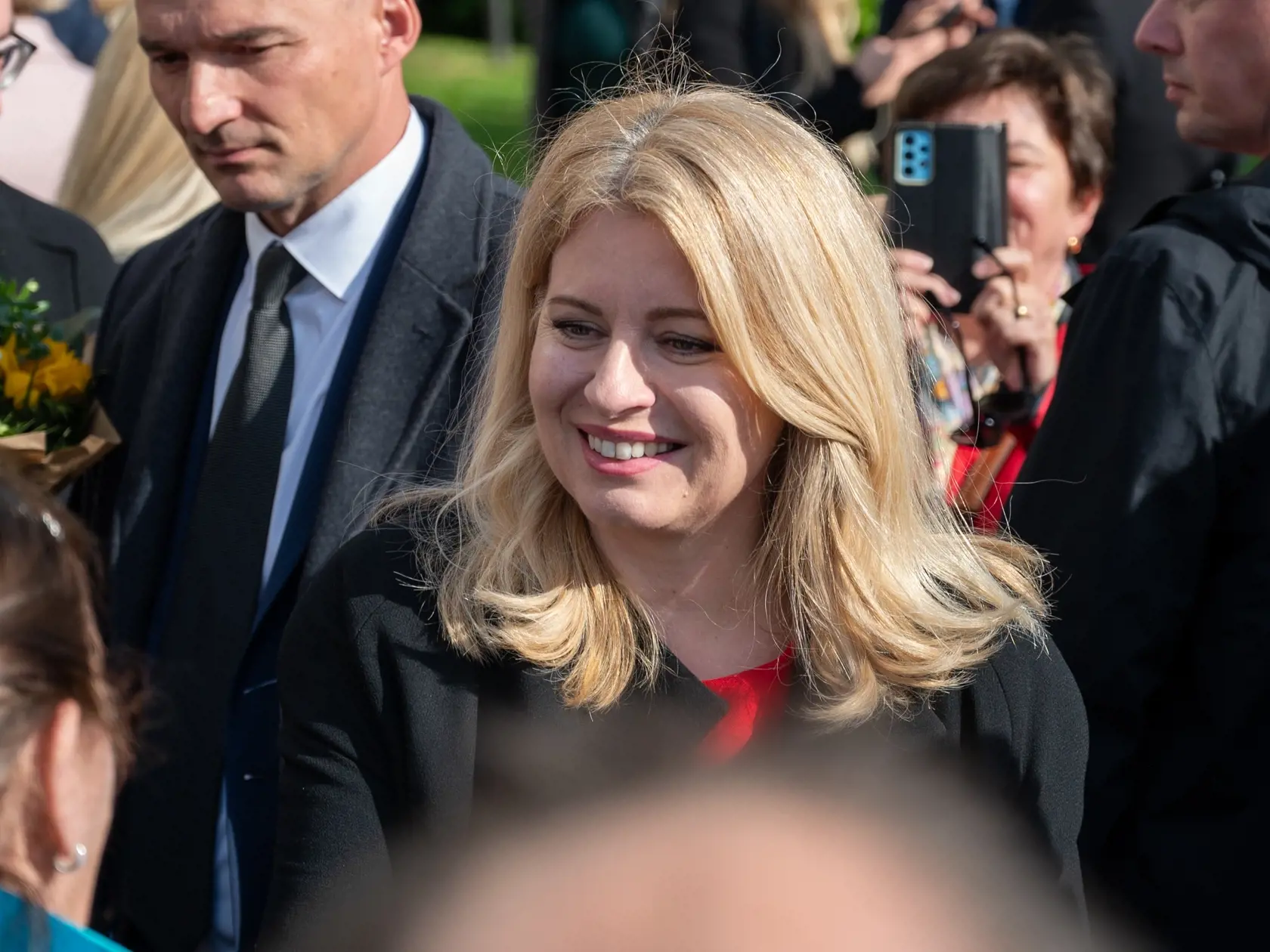 Prezidentka SR Zuzana Čaputová naposledy úraduje z Košíc od utorka do piatka 26. apríla 2024. Hlava štátu počas úradovania z východného Slovenska okrem Košíc navštívila aj Prešov, Starú Ľubovňu a obec Zborov. V piatok v Košiciach prijme podpredsedníčku Európskej komisie Věru Jourovú. Na snímke prezidentka SR Zuzana Čaputová sa usmieva na občanov počas návštevy Múzea Solivar v Prešove vo štvrtok 25. apríla 2024.