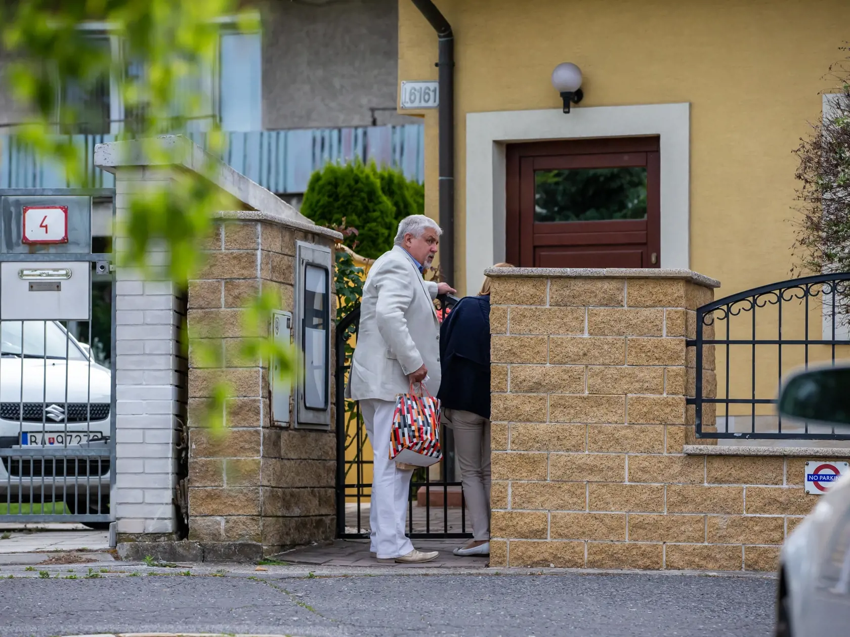 Na snímke je Oliver Andrásy s manželkou ako prichádzajú na oslavu Elly dcéry Eriky a Števa v Bratislave. 