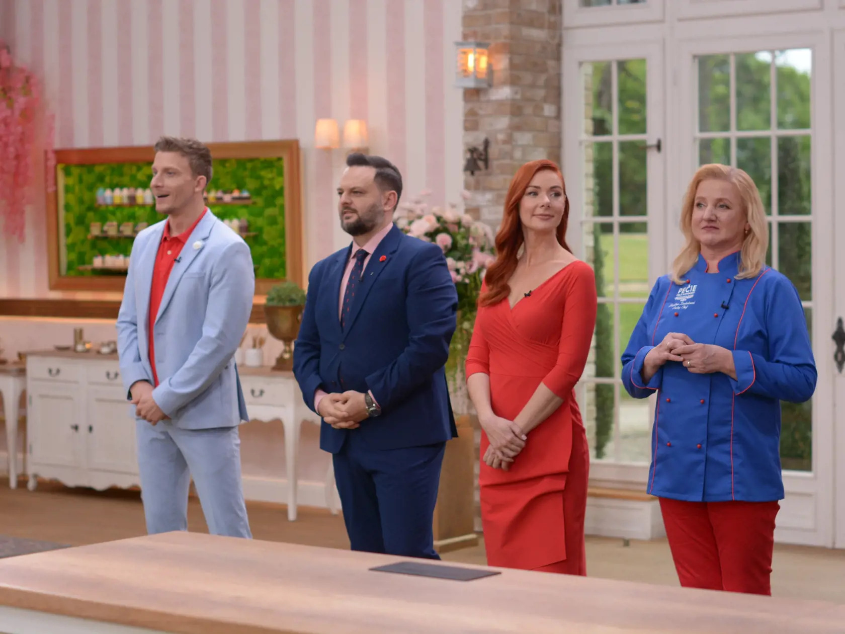 Po ročnej pauze sa porotkyne vrátili do šou viditeľne štíhlejšie. Jožka Zaukolcová klasicky v rondóne a Petra Tóthová v elegantných šatách.