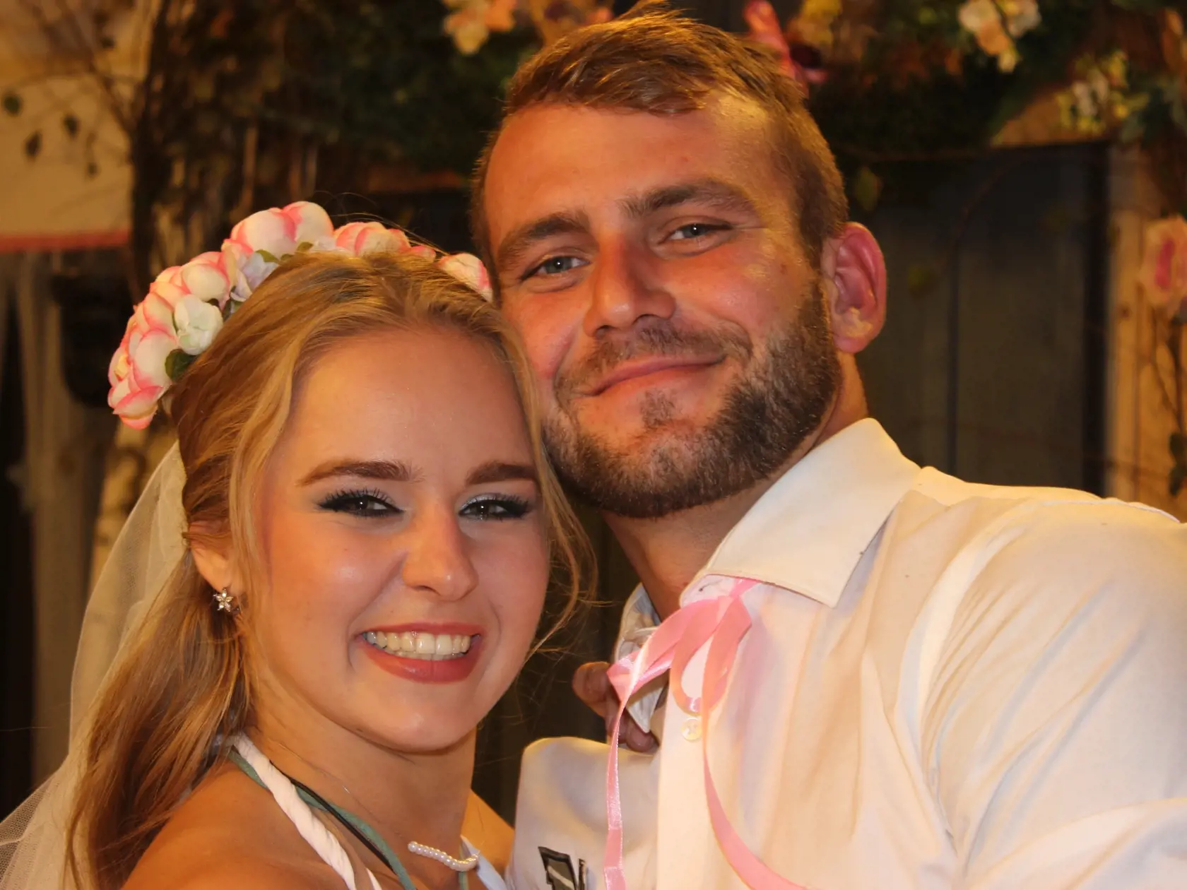 Farmárska svadba. Xénia si síce ,,zobrala" Lukáša, no oči má iba pre Heňa.