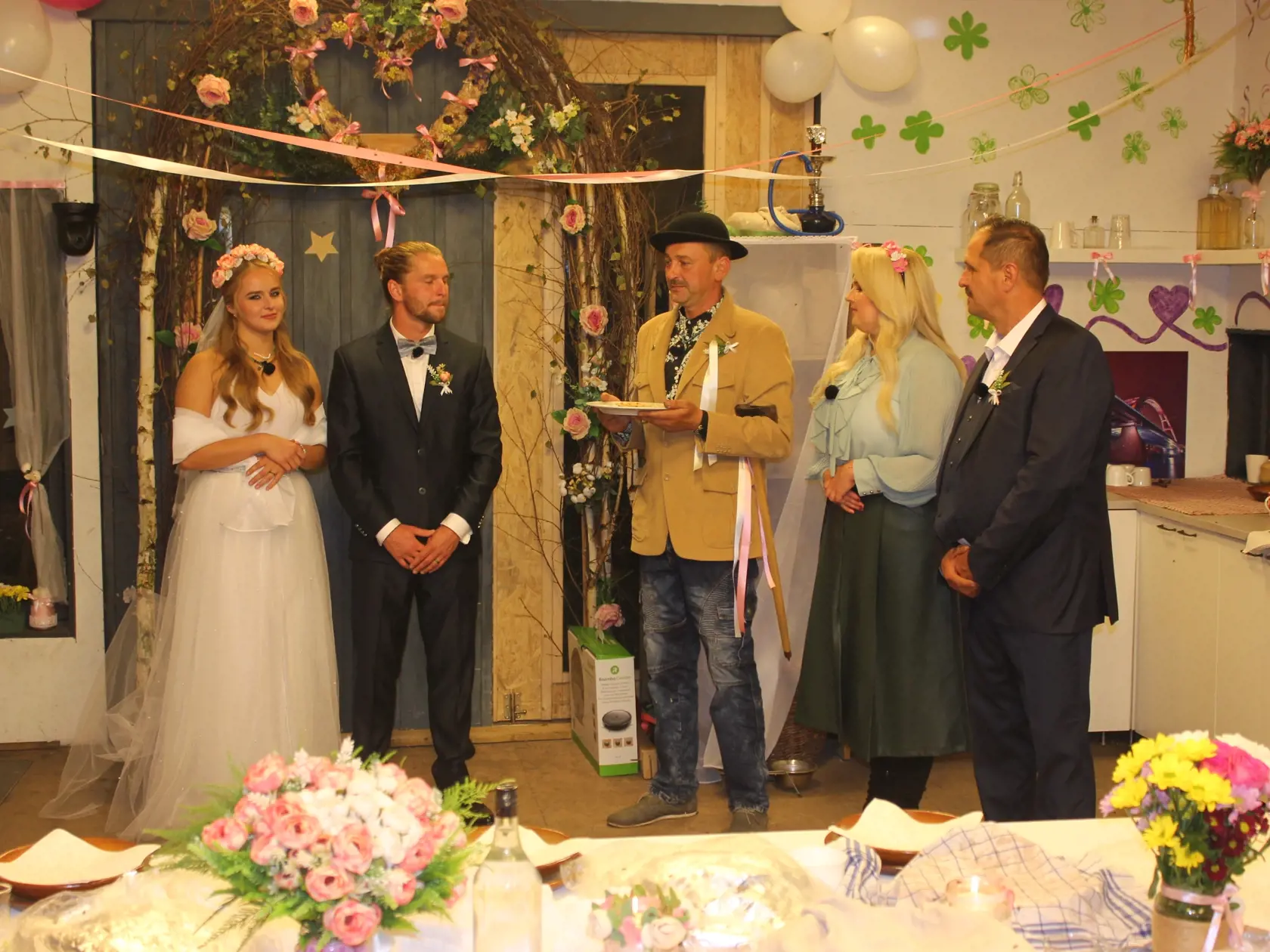 Farmárska svadba. Xénia si síce ,,zobrala" Lukáša. Oddával ich hospodár Martin Bagar.