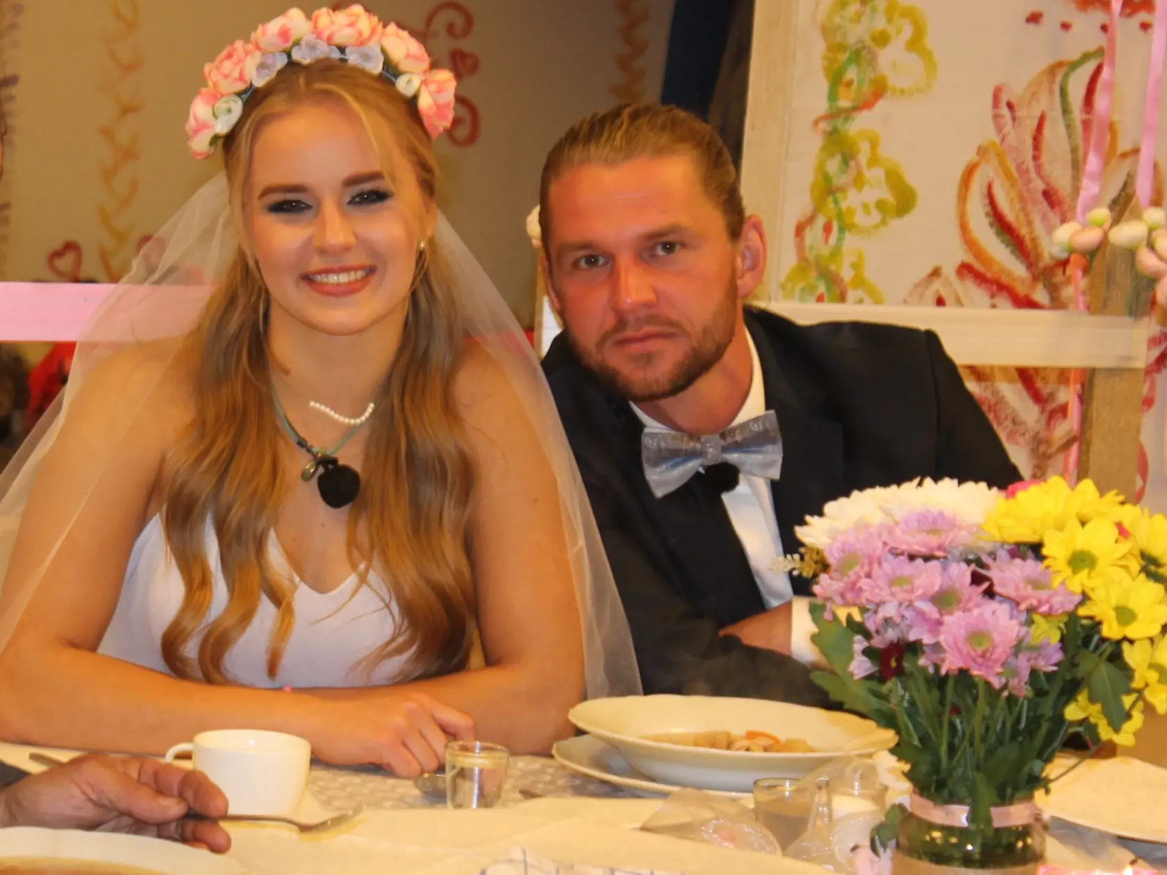 Farmárska svadba. Xénia si síce ,,zobrala" Lukáša. Oddával ich hospodár Martin Bagar.
