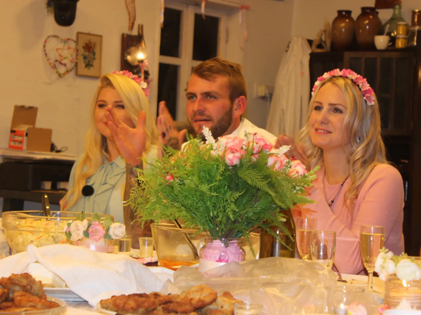 Farmárska svadba. Xénia si síce ,,zobrala" Lukáša, no oči má iba pre Heňa.