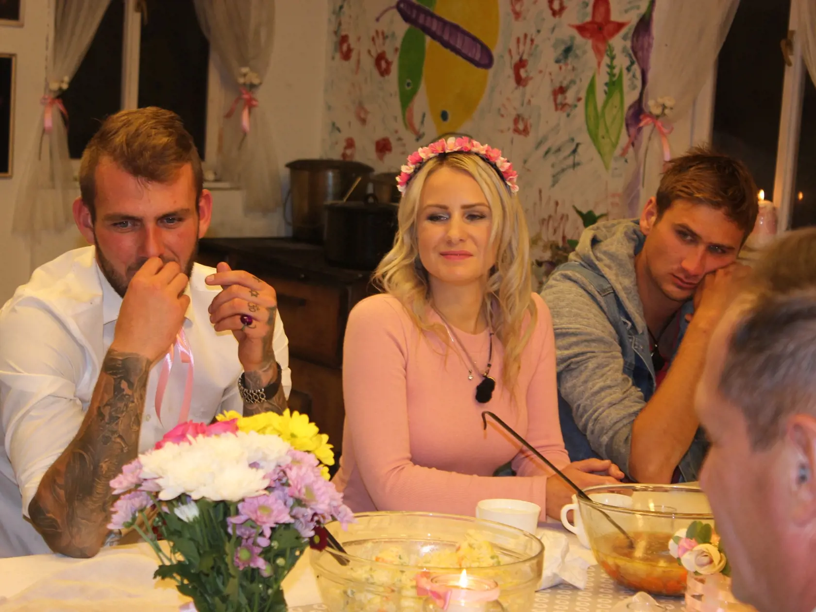 Farmárska svadba. Xénia si síce ,,zobrala" Lukáša, no oči má iba pre Heňa.