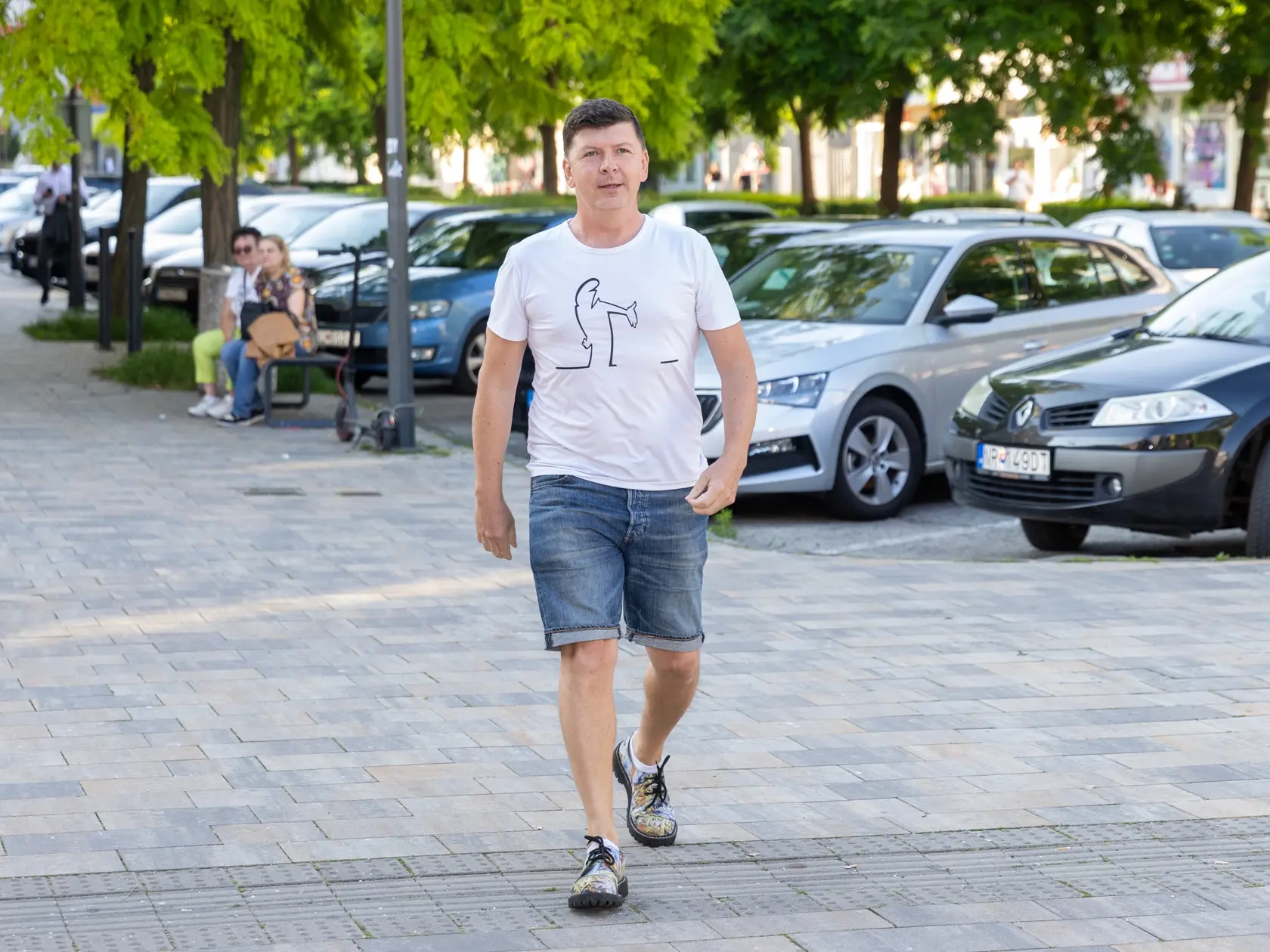 Andrej Bičan prišiel oblečený úplne nevhodne. 