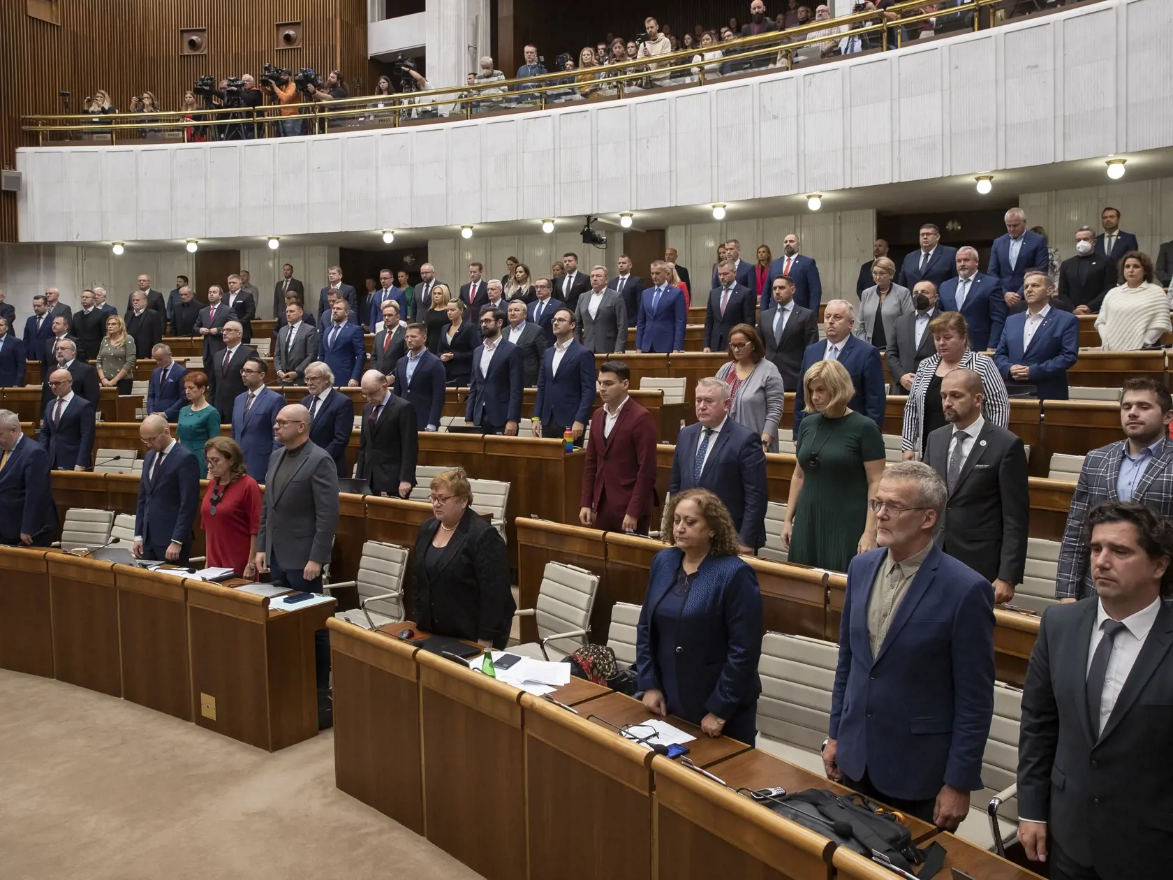 72. schôdza Národnej rady Slovenskej republiky, počas ktorej poslanci hlasovali aj o návrhu odvolania Igora Matoviča z postu ministra financií SR. Na snímke je minúta ticha za obete dopravnej nehody na Zochovej ulici v Bratislave.