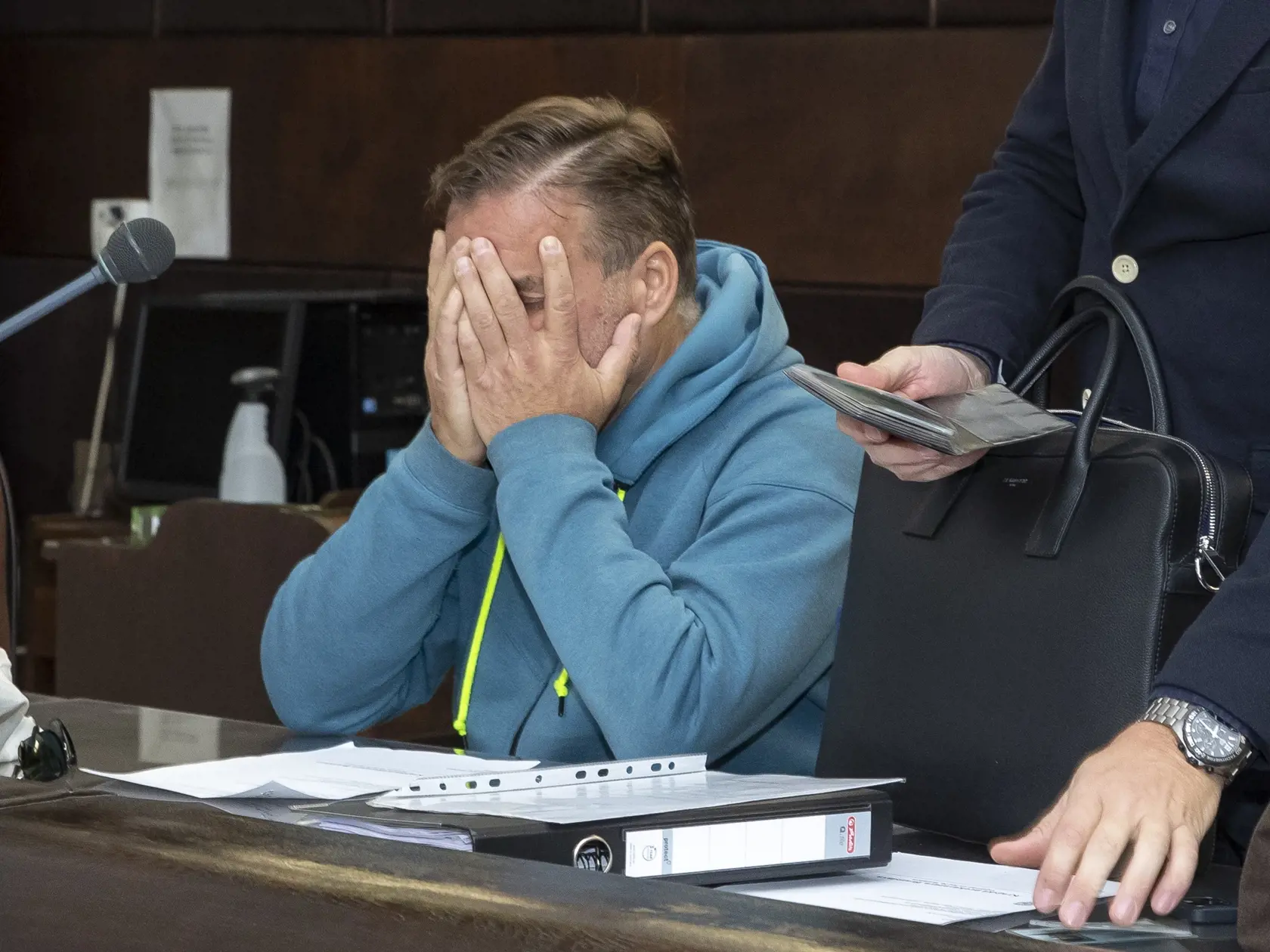 Dušan Dědeček, ktorých spôsobil dopravnou nehodou na Zochovej ulici v Bratislave smrť 5 ľudí sa opätovne postavil pred súd.