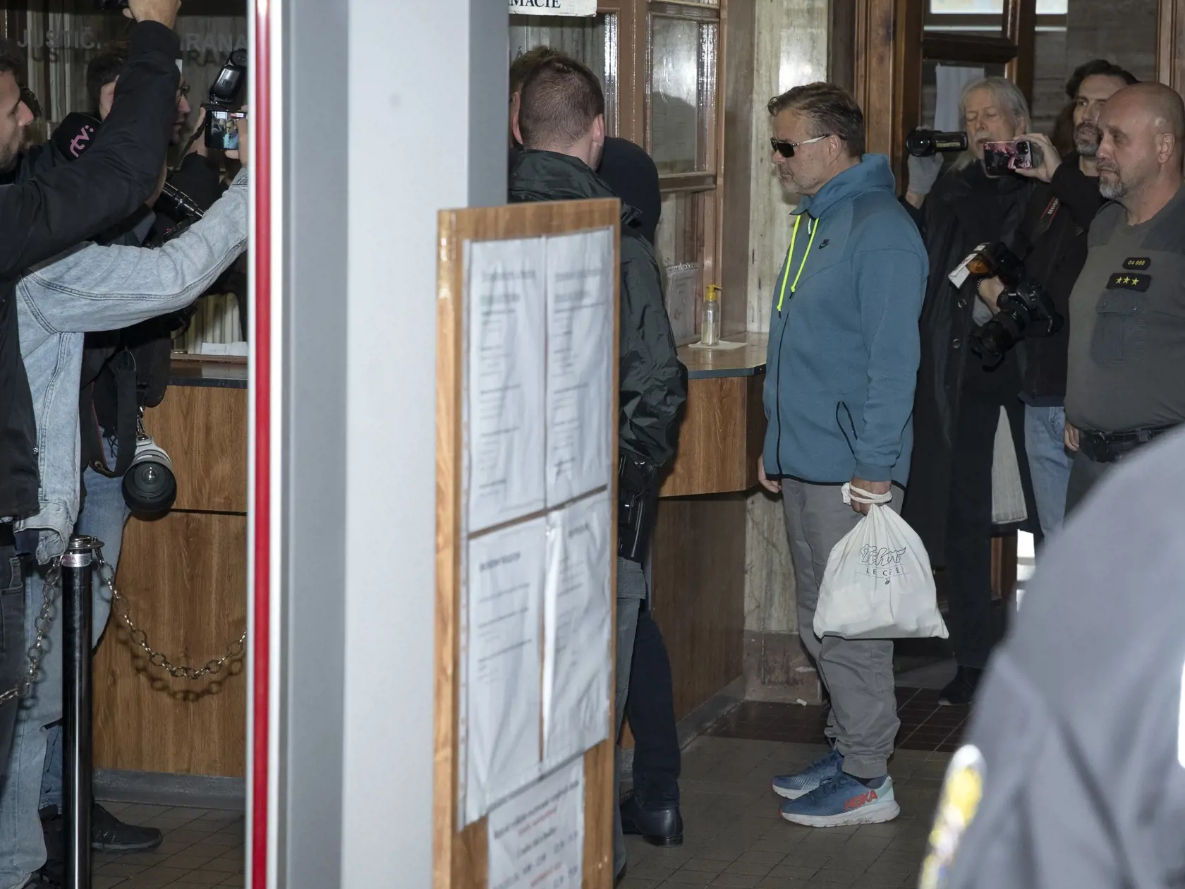 Dušan Dědeček, ktorých spôsobil dopravnou nehodou na Zochovej ulici v Bratislave smrť 5 ľudí sa opätovne postavil pred súd.