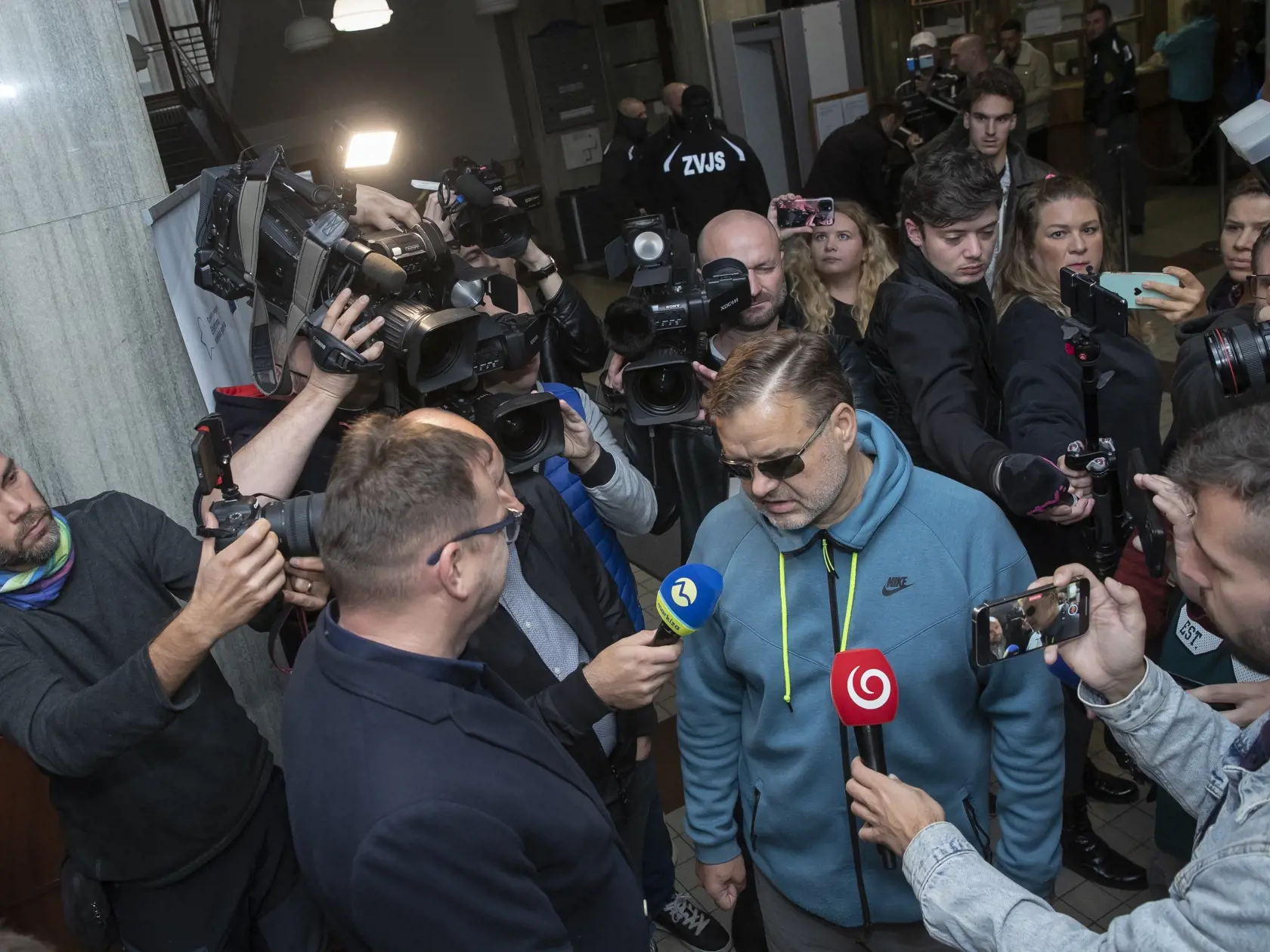 Dušan Dědeček, ktorých spôsobil dopravnou nehodou na Zochovej ulici v Bratislave smrť 5 ľudí sa opätovne postavil pred súd.
