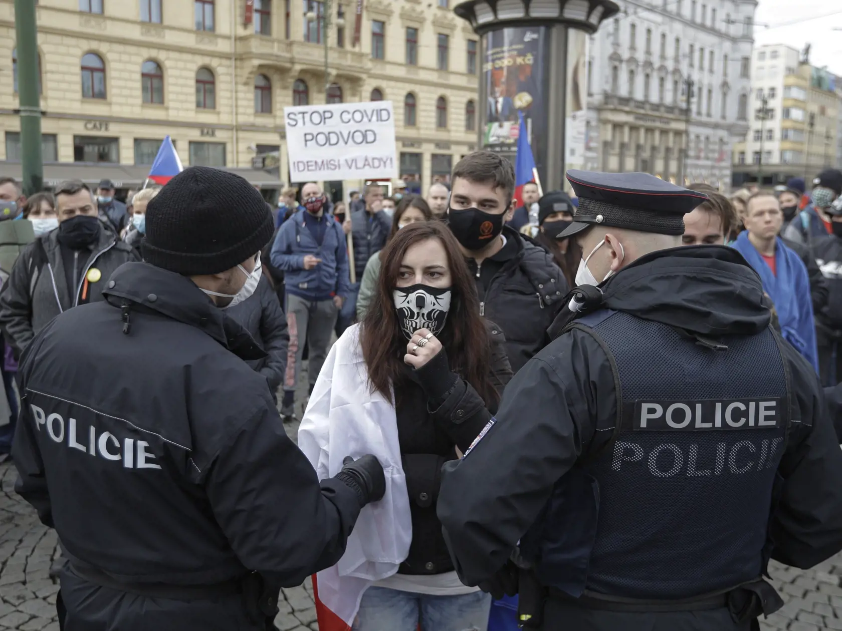 KK21 Praha - Demonštranti sa zhromažďujú protestu proti koronavírusovým opatreniam 28. októbra 2020 v Prahe. V Česku sa počet nakazených koronavírusom zvýšil za utorok o 15.663. Počet nových infikovaných sa tak po štyroch dňoch vrátil nad 15.000. Prípady nákazy sa napriek prísnym opatreniam nedarí výrazne znižovať. Denne zomrie okolo 100 ľudí s koronavírusom. FOTO TASR/AP
Demonstrators gather to protest the COVID-19 preventative measures downtown Prague, Czech Republic, Wednesday, Oct. 28, 2020.