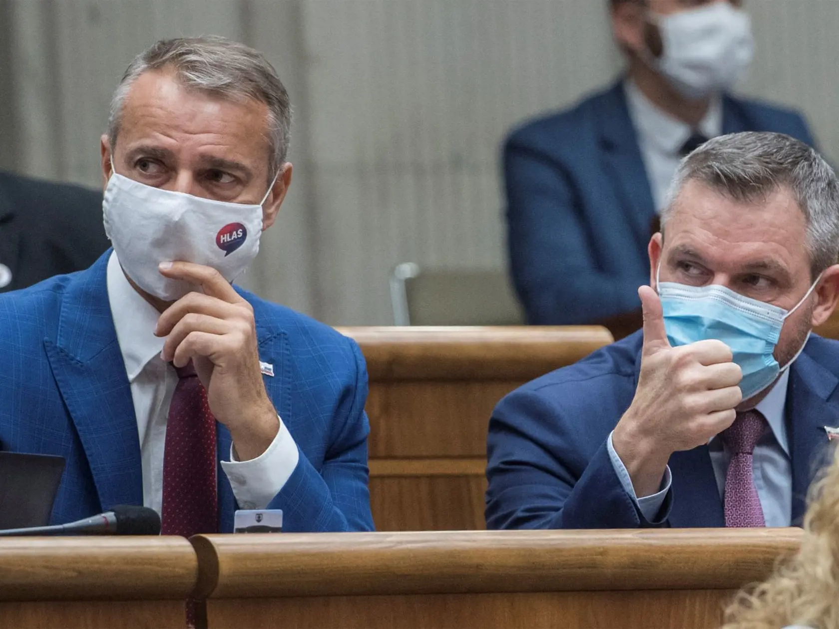 Na snímke nezaradení poslanci parlamentu SR, vľavo Richard Raši a vpravo Peter Pellegrini  počas rokovania 17. schôdze Národnej rady (NR) SR 12. novembra 2020 v Bratislave.
