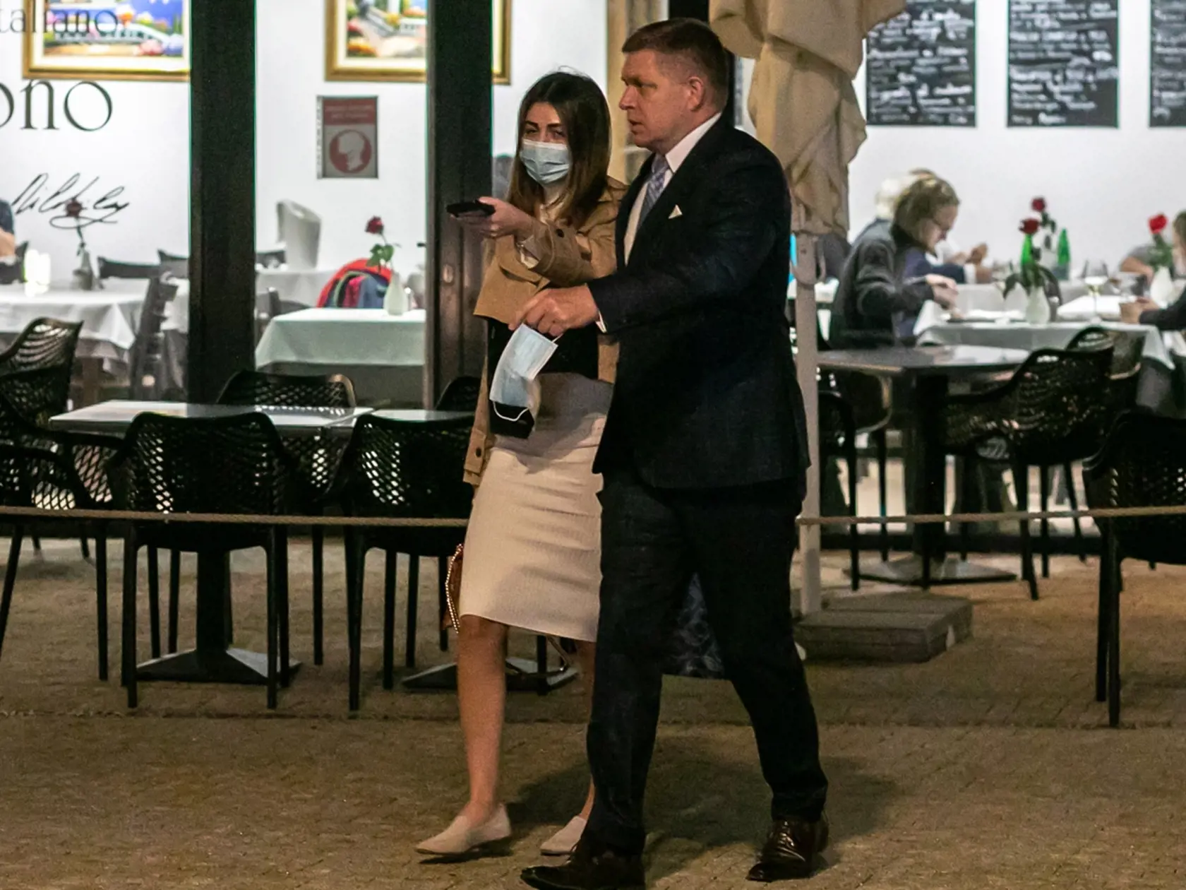 Na snímke predseda politickej srany SMER - SD Robert Fico a Katarína Szalayová ako spoločne večerajú a následne odchádzajú z reštaurácie. 