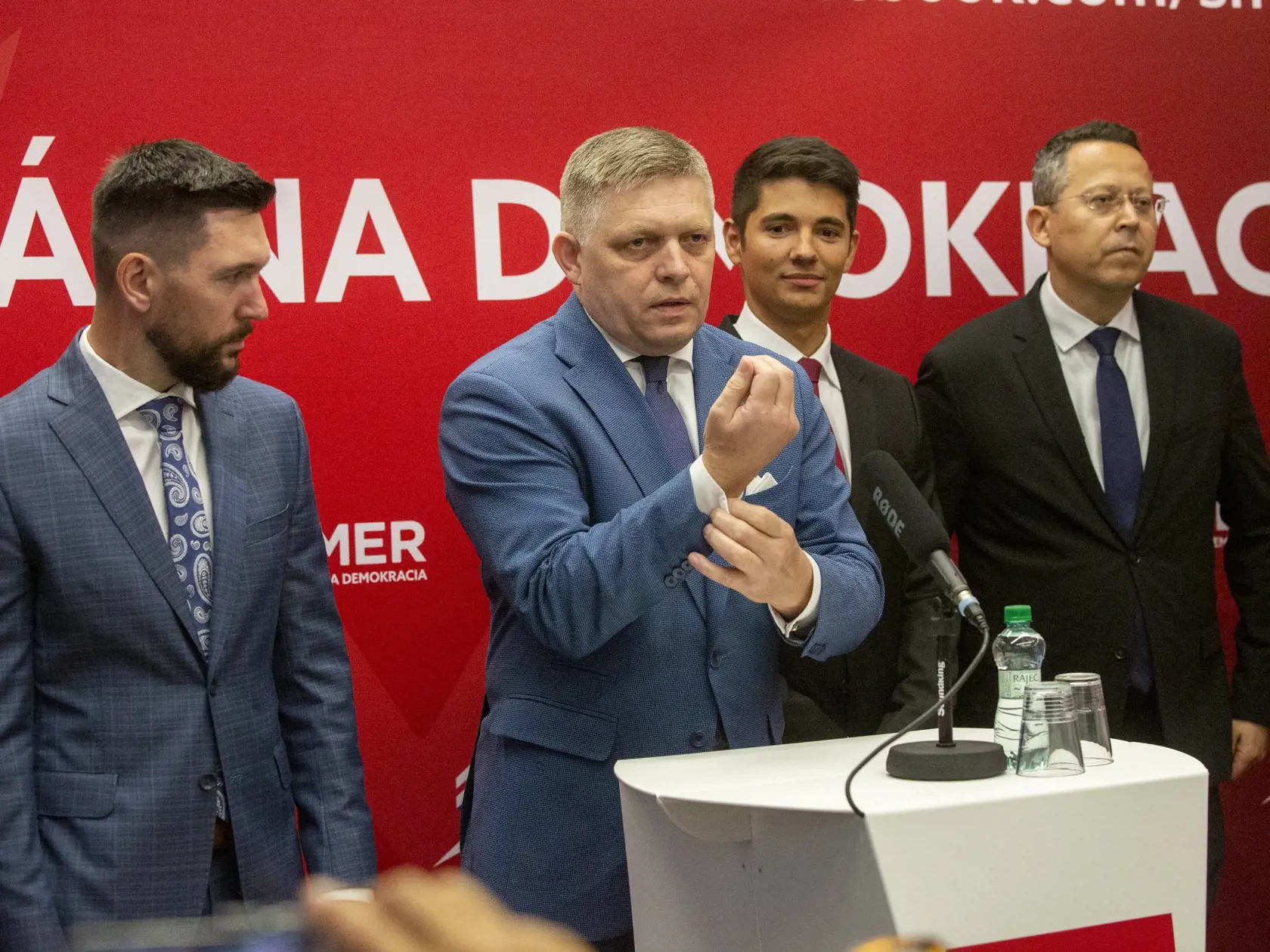 Pracovný snem strany SMER-SD na Súmračnej ulici v BA
Na obr: predsedníctvo Smer-SD
Marián Saloň, Richard Takáč, Róbert Fico, Erik Kaliňák, Ladislav Kamenický, Juraj Blanár