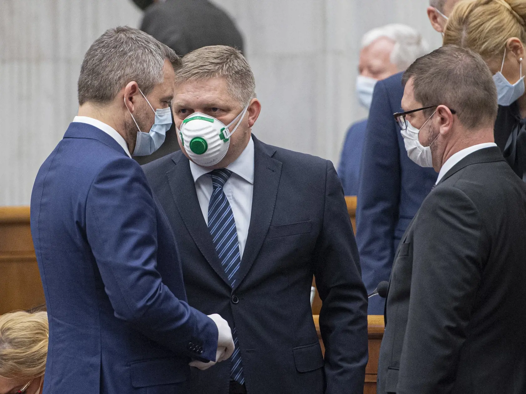 Opozičníci a expremiéri Peter Pellegrini (vľavo) a Robert Fico  počas druhej schôdze Národnej rady Slovenskej republiky. Bratislava, 24. marca 2020.  FOTO TASR - Michal Svítok