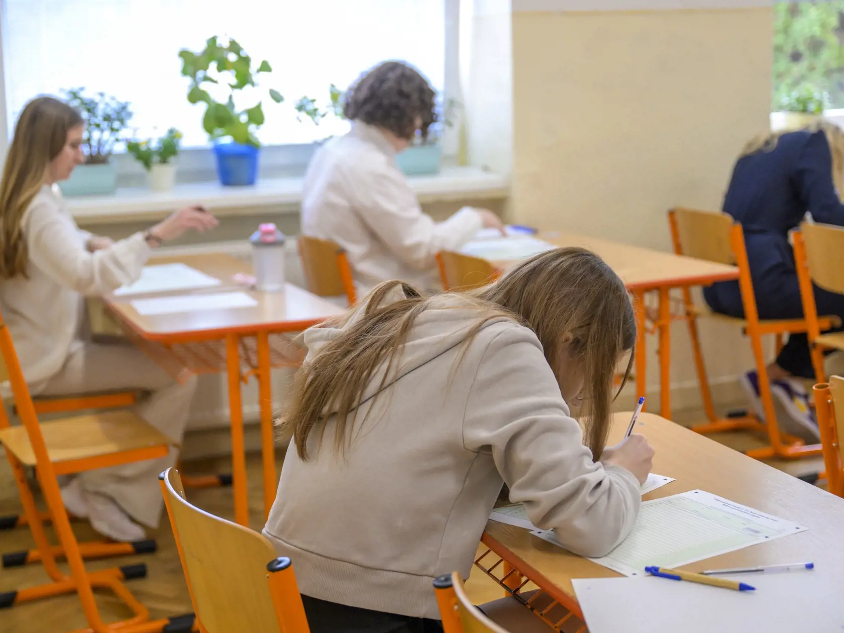 Na snímke žiaci vypisujú formuláre pred externou časťou a písomnou formou internej časti maturitnej skúšky zo slovenského jazyka a literatúry na Gymnáziu Jána Adama Raymana v Prešove 11. marca 2025.