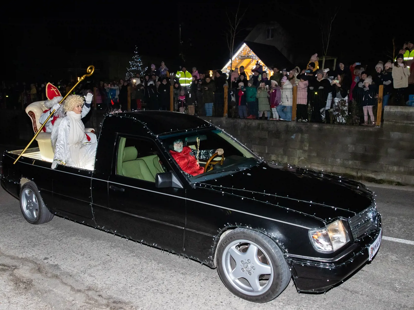 Mikuláš z obce Horná Krupá rozdáva darčeky na netradičnom vozidle.