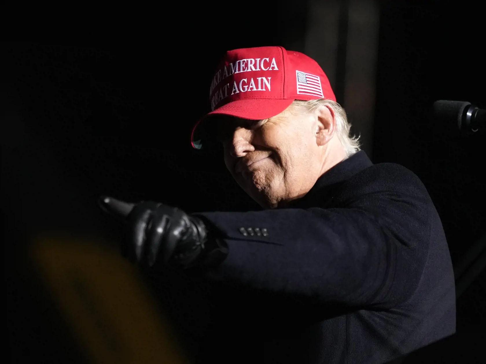 Na snímke bývalý americký prezident Donald Trump reaguje na účastníka mítingu počas mítingu v Sioux City v americkom štáte Iowa 3. novembra 2022.