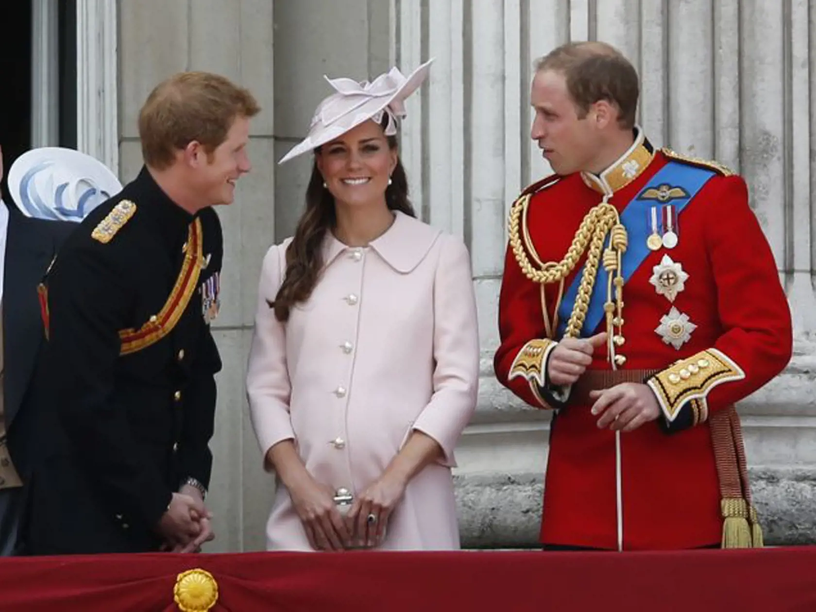 KK40 Londýn - Britský princ Harry (vľavo), Kate, vojvodkyňa z Cambridge a William, vojvoda z Cambridge sa rozprávajú na balkóne Buckinghamského paláca počas vojenskej prehliadky Trooping the Colour v rámci osláv 87. narodenín britskej kráľovnej Alžbety II., 15. júna 2013 v Londýne. FOTO TASR/AP
Britain's Prince Harry, left, Kate, Duchess of Cambridge, center, and Prince William, on the balcony of Buckingham Palace, during the Trooping The Colour parade, in London, Saturday, June 15, 2013. Queen 