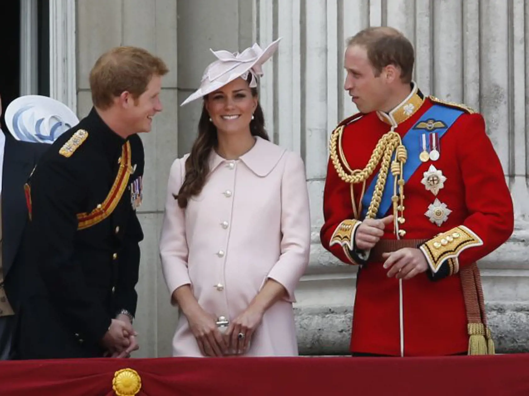 KK40 Londýn - Britský princ Harry (vľavo), Kate, vojvodkyňa z Cambridge a William, vojvoda z Cambridge sa rozprávajú na balkóne Buckinghamského paláca počas vojenskej prehliadky Trooping the Colour v rámci osláv 87. narodenín britskej kráľovnej Alžbety II., 15. júna 2013 v Londýne. FOTO TASR/AP
Britain's Prince Harry, left, Kate, Duchess of Cambridge, center, and Prince William, on the balcony of Buckingham Palace, during the Trooping The Colour parade, in London, Saturday, June 15, 2013. Queen 