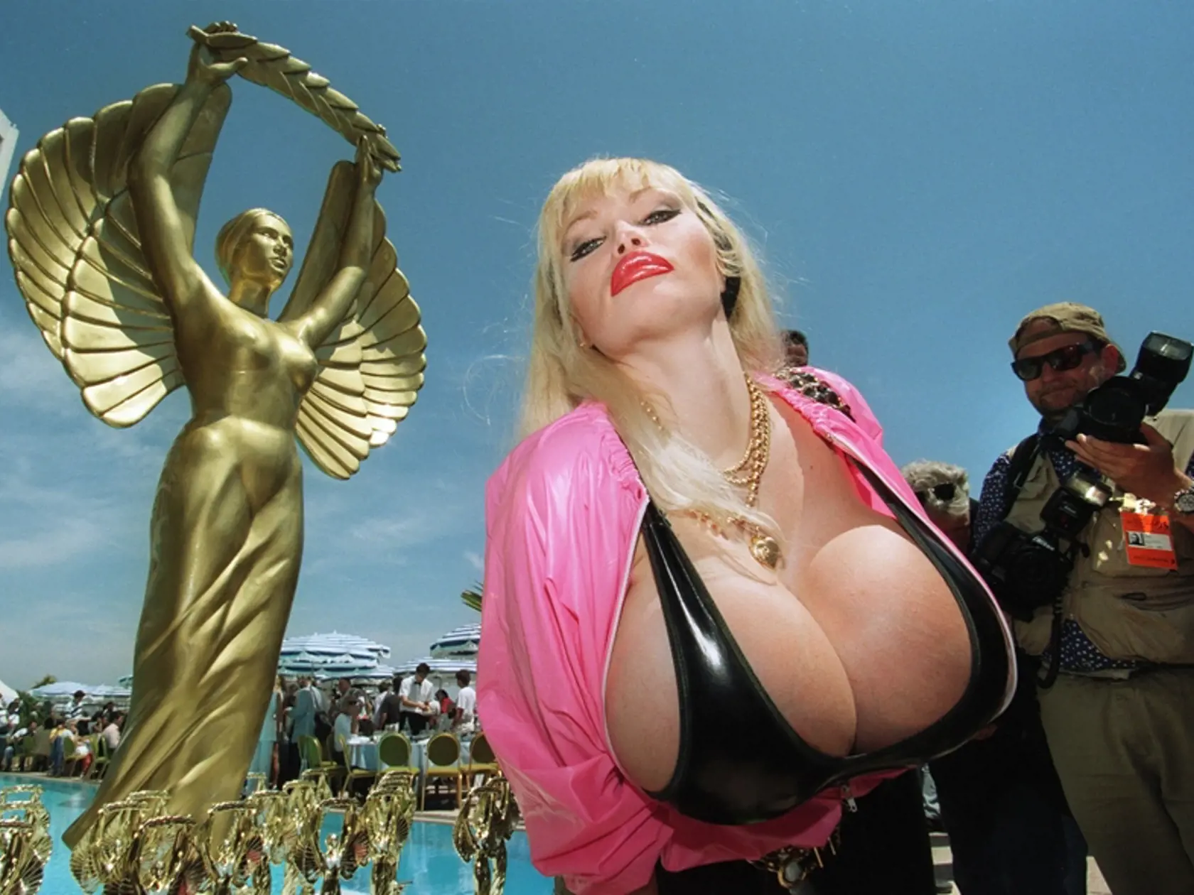 Lolo Ferrari: Jej hrudník mal obvod 180 centimetrov, prsníky mali po tri kilogramy.