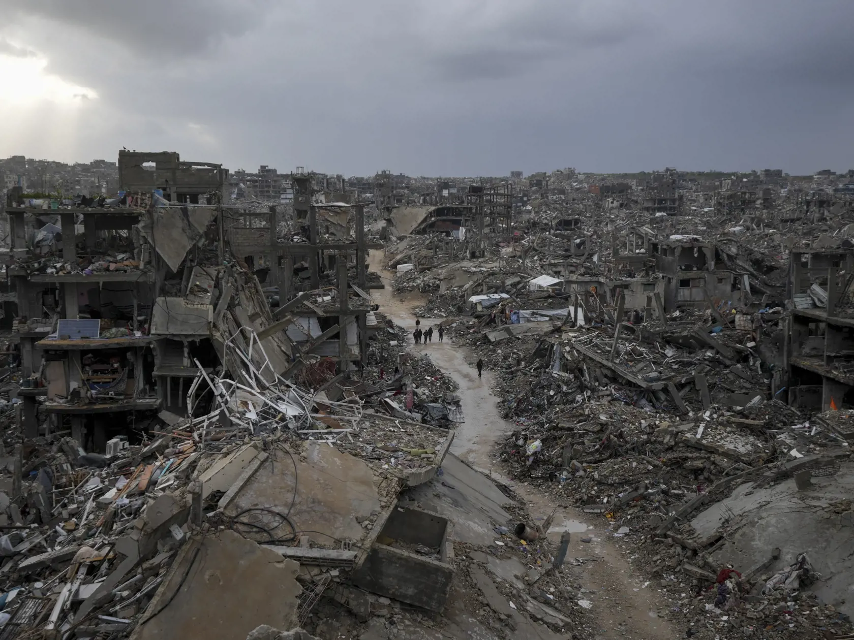 JB 8 Džabalíja - Palestínčania kráčajú po deštruktívne zničenej ulici po izraelskom leteckom útoku a pozemnej ofenzíve v meste Džabalíja v Pásme Gazy 6. februára 2025. FOTO TASR/AP

Palestinians walk in the destruction caused by the Israeli air and ground offensive in Jabaliya, Gaza Strip, Thursday, Feb. 6, 2025. (AP Photo/Abdel Kareem Hana)