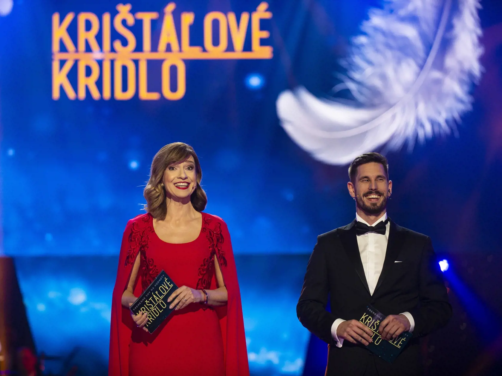 Na snímke moderátori Jarmila Hargašová a Jakub Ťapák počas slávnostného galavečera Krištáľové krídlo za rok 2019 v priestoroch opery Slovenského národného divadla (SND) v Bratislave 9. februára 2020. FOTO TASR – Jakub Kotian