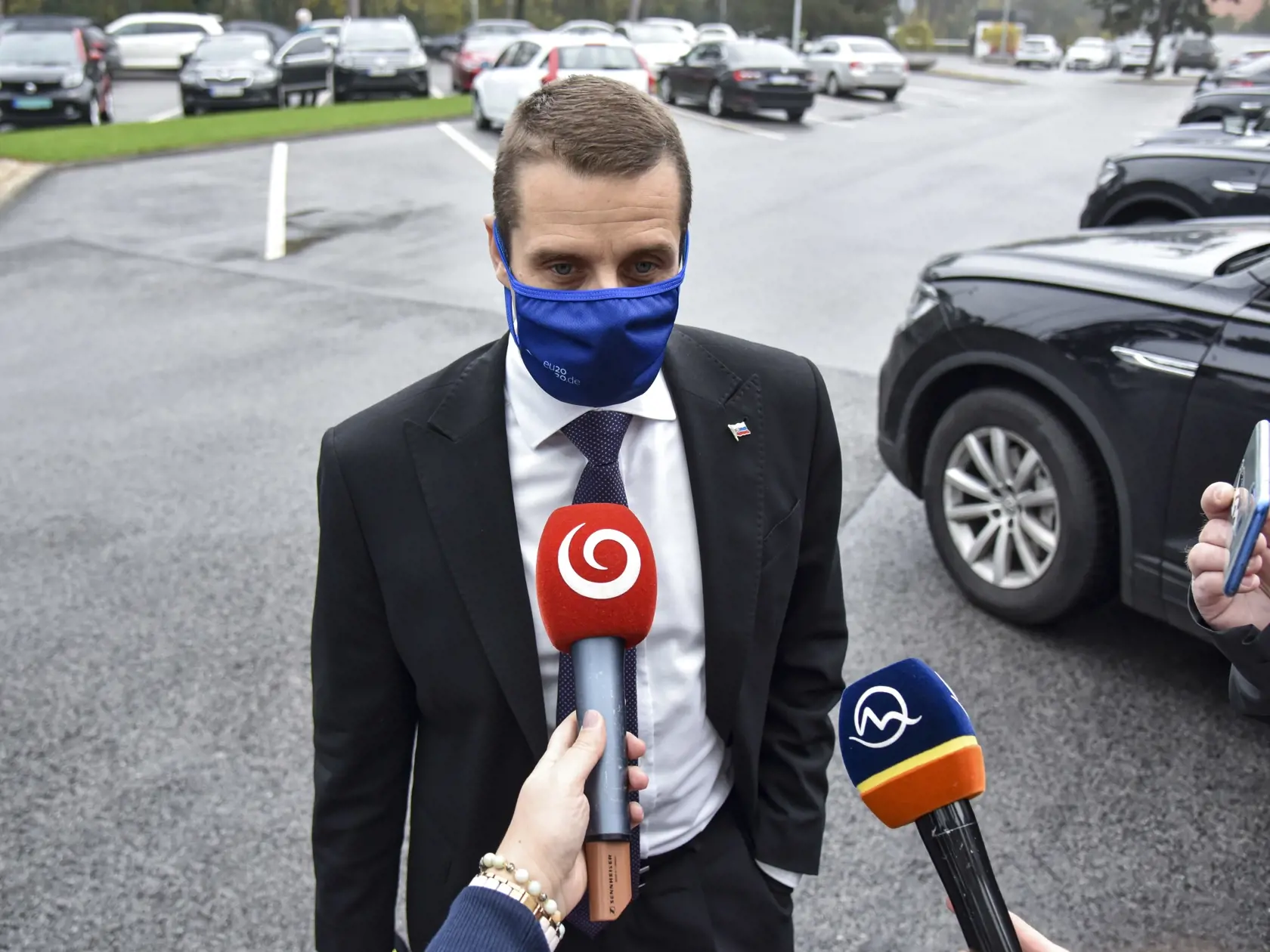 Na snímke štátny tajomník ministerstva zahraničných vecí a európskych záležitostí (MZVEZ) SR Martin Klus počas príchodu na zasadnutie ústredného krízového štábu SR 16. novembra 2020 v Bratislave. FOTO TASR - Pavol Zachar