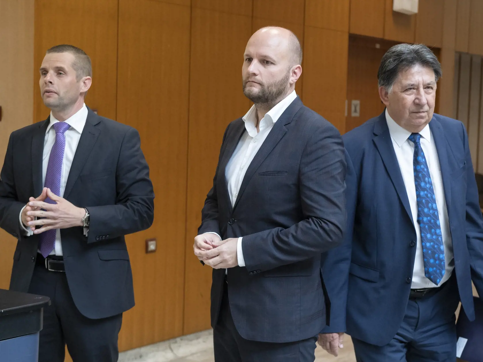 Na snímke sprava minister životného prostredia SR Ján Budaj (OĽaNO), minister obrany SR Jaroslav Naď (OĽaNO) a štátny tajomník ministerstva zahraničných vecí a európskych záležitostí SR Martin Klus (SaS) pred 78. zasadnutím vlády SR 4. mája 2022 v Bratislave. FOTO TASR - Pavel Neubauer