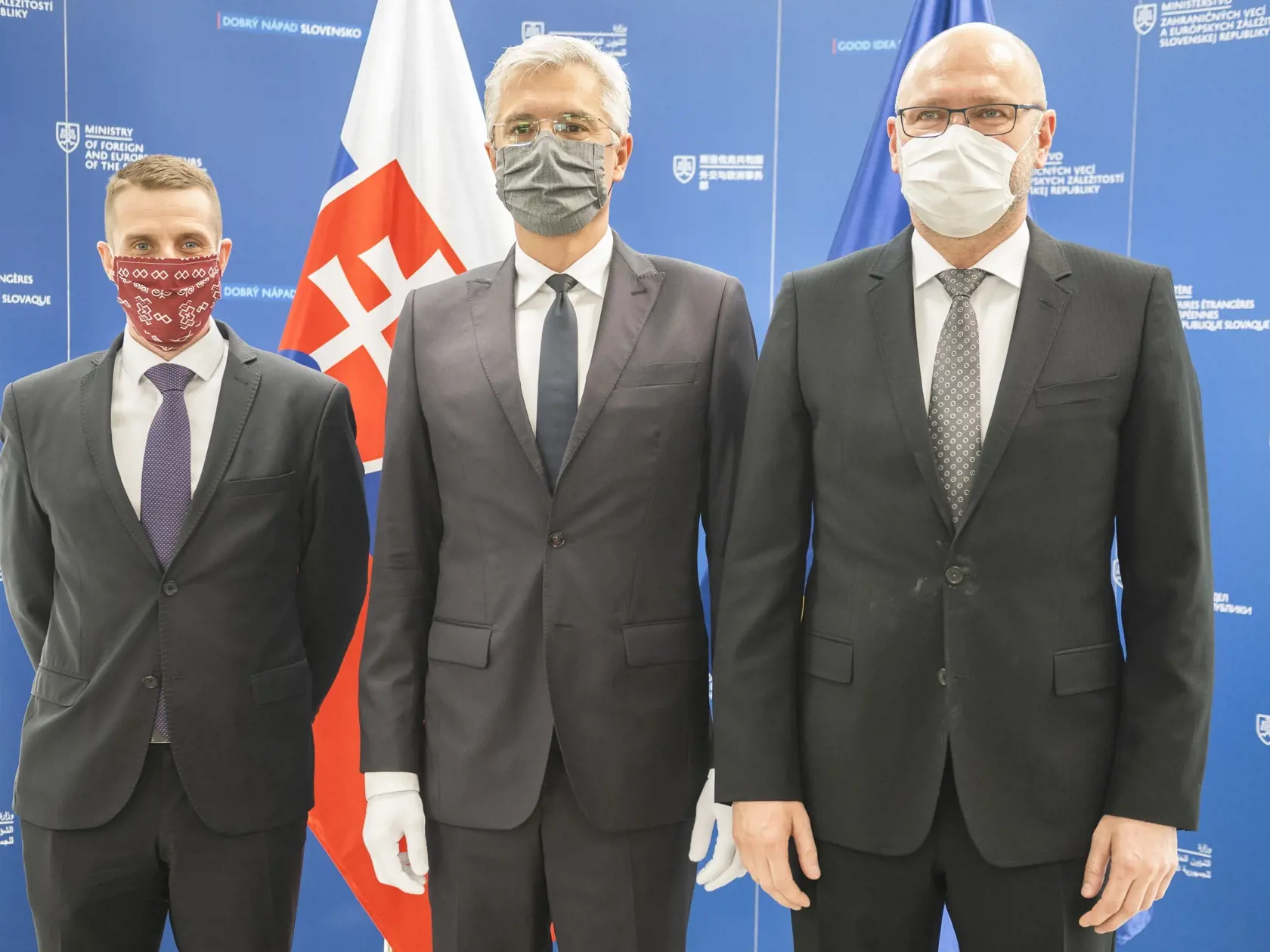 Na snímke zľava štátny tajomník ministerstva zahraničných vecí a európskych záležitostí SR Martin Klus a minister zahraničných vecí a európskych záležitostí SR Ivan Korčok preberá úrad od ministra hospodárstva SR a zastupujúceho ministra zahraničných vecí a európskych záležitostí SR Richarda Sulíka (SaS) v Bratislave 8. apríla 2020. FOTO TASR - Jaroslav Novák