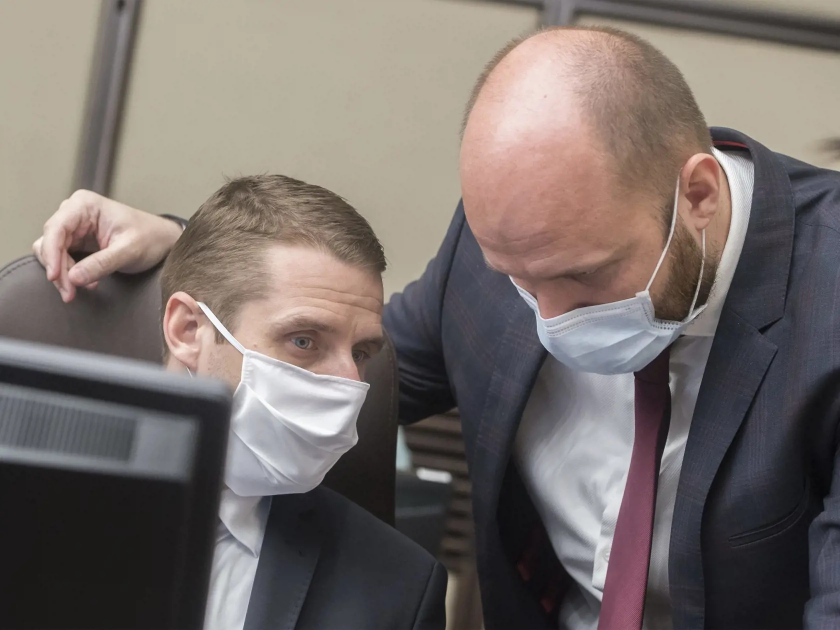 Na snímke zľava štátny tajomník ministerstva zahraničných vecí a európskach záležitostí SR Martin Klus (SaS) a minister obrany SR Jaroslav Naď (OĽaNO) počas rokovania 7. schôdze vlády SR v Bratislave vo štvrtok 2. apríla 2020. FOTO TASR - Martin Baumann




