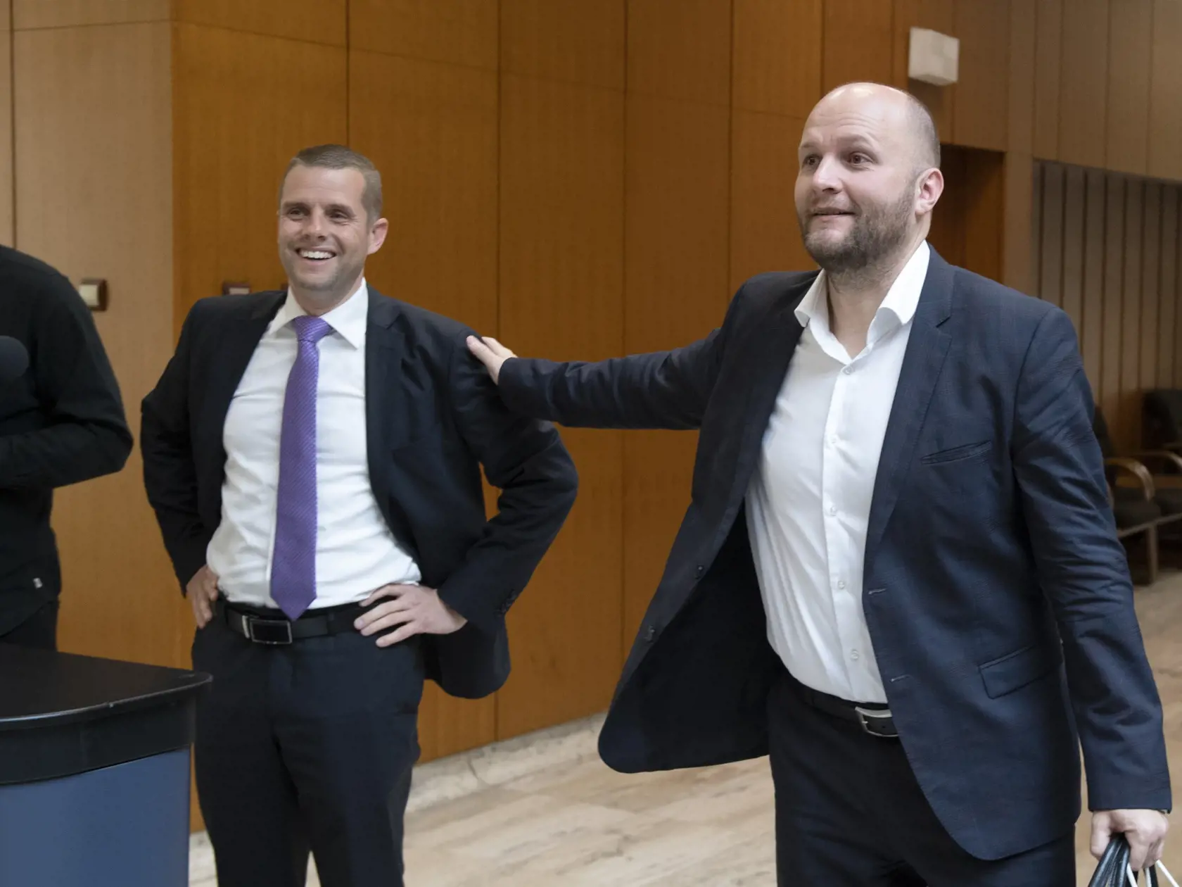 Na snímke vpravo minister obrany SR Jaroslav Naď (OĽaNO) a štátny tajomník ministerstva zahraničných vecí a európskych záležitostí SR Martin Klus (SaS) pred 78. zasadnutím vlády SR 4. mája 2022 v Bratislave. FOTO TASR - Pavel Neubauer