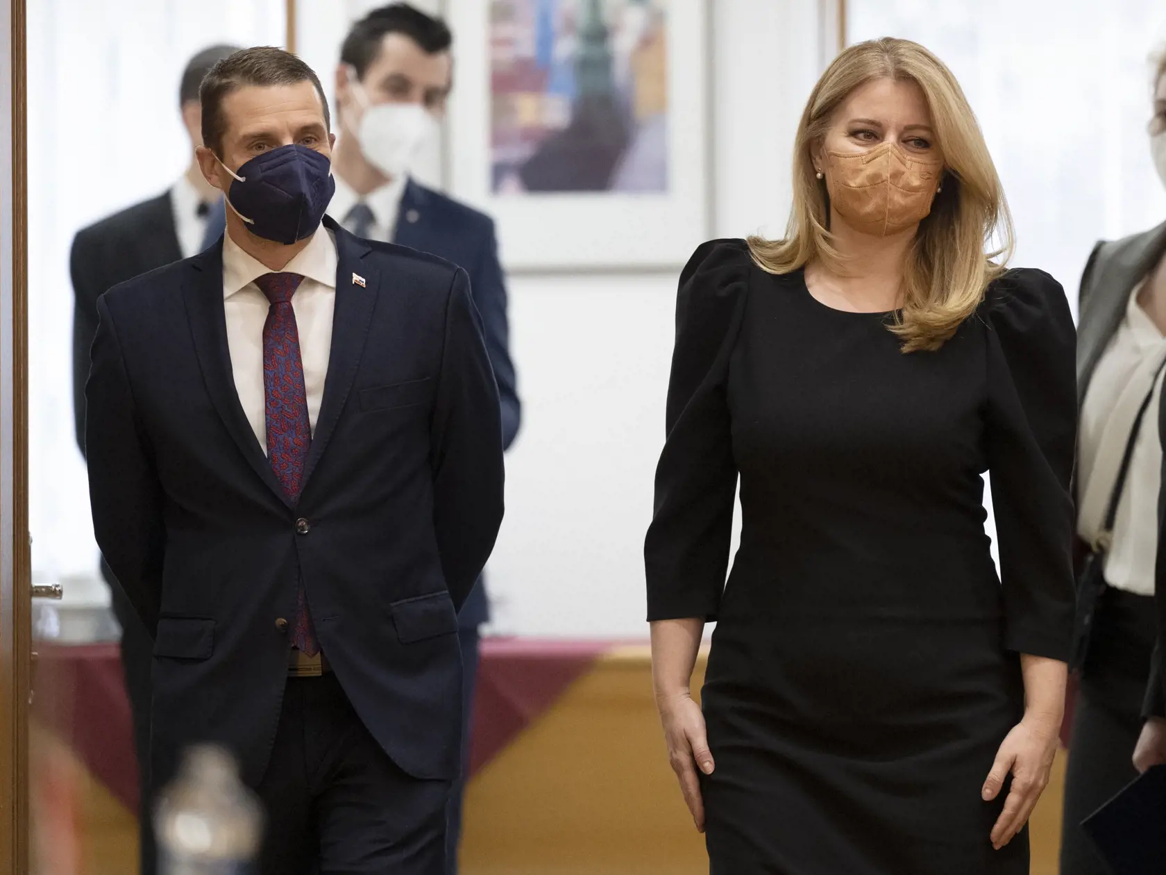 Na snímke vpravo prezidentka SR Zuzana Čaputová a vľavo štátny tajomník rezortu diplomacie Martin Klus prichádzajú na hodnotiacu konferenciu zahraničnej a európskej politiky SR za rok 2021 v Bratislave v utorok 15. februára 2022. FOTO TASR - Pavel Neubauer 




      



