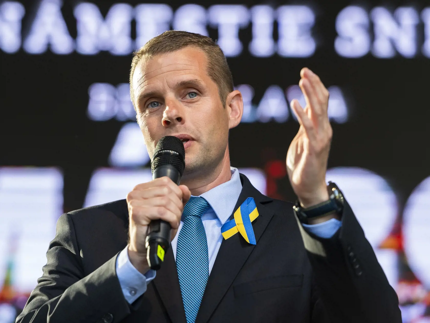 Na snímke štátny tajomník ministerstva zahraničných vecí a európskych záležitostí SR Martin Klus (SaS) počas zhromaždenia na podporu Ukrajine na Námestí SNP počas Dňa obetí rašizmu (ruského fašizmu) v Bratislave 9. mája 2022. FOTO TASR - Jaroslav Novák