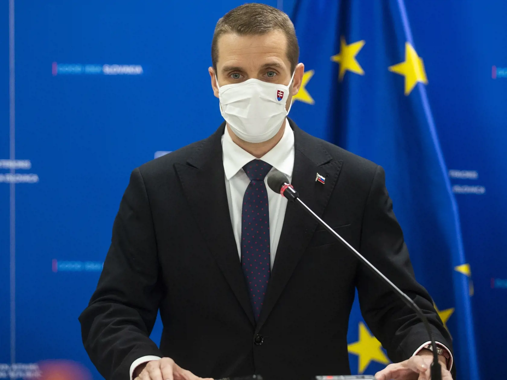 Na snímke štátny tajomník ministerstva zahraničných vecí a európskych záležitostí SR Martin Klus počas tlačovej konferencie na tému Závery rokovania Strategickej komisie pre európske záležitosti na úrovni štátnych tajomníkov a postoj Slovenska k aktuálnym otázkam európskej politiky 7. decembra 2020 v Bratislave. FOTO TASR - Jakub Kotian