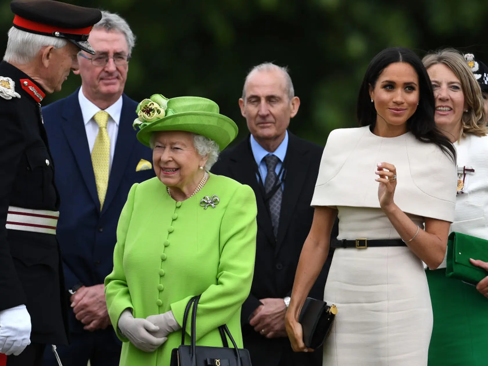 Meghan Markle a Kate Middleton sa pred kráľovskou svadbou Meghan a princa Harryho v roku 2018 pohádali kvôli šatám pre družičky. Meghan popiera, že by sa správala nevhodne a tvrdí, že ona je tá, ktorej ublížili.