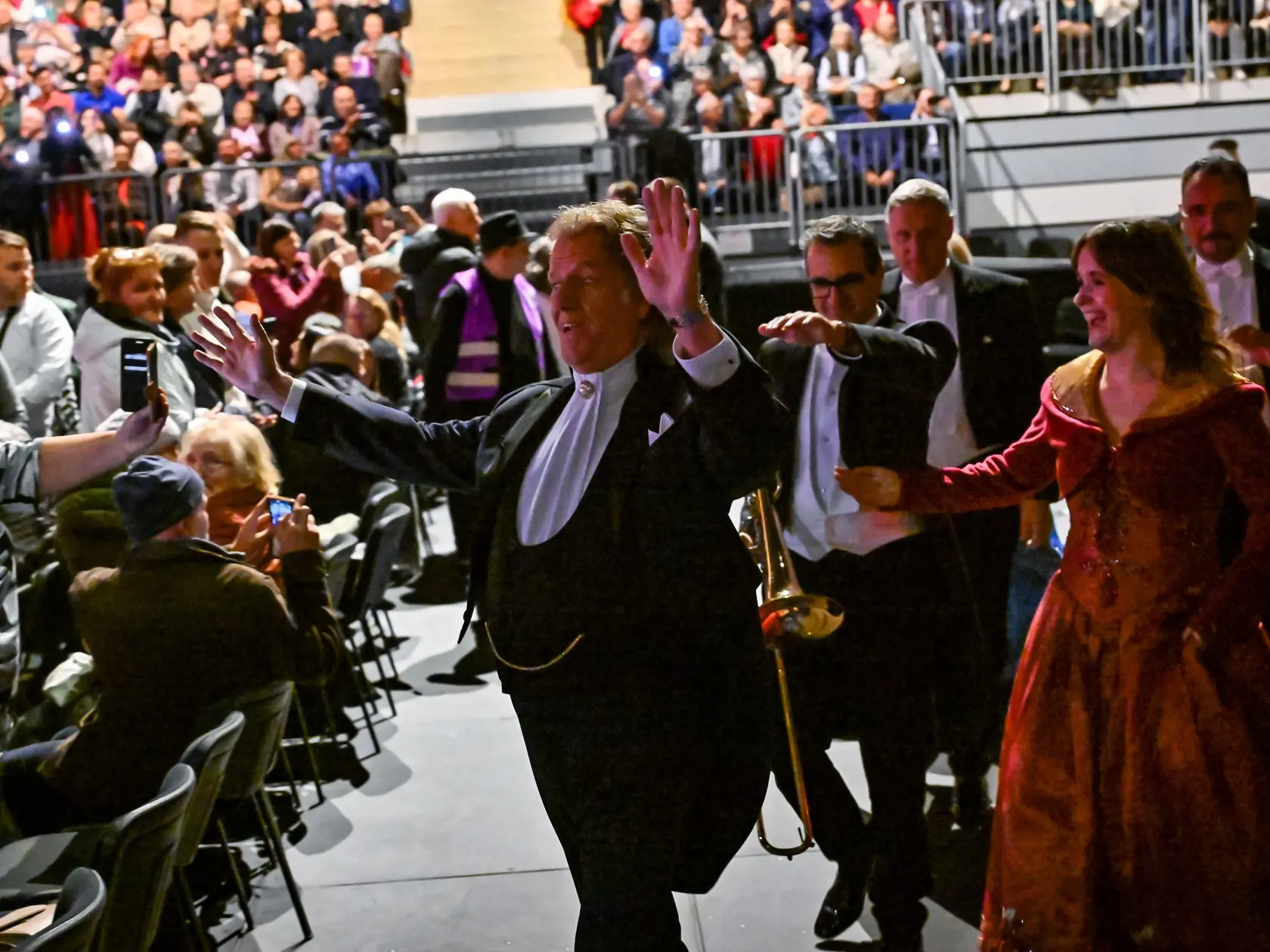 Na snímke svetoznámy holandský huslista a dirigent André Rieu (uprostred) reaguje počas koncertu so 60-členným orchestrom Johanna Straussa v Bratislave 7. novembra 2024. FOTO TASR - Pavol Zachar