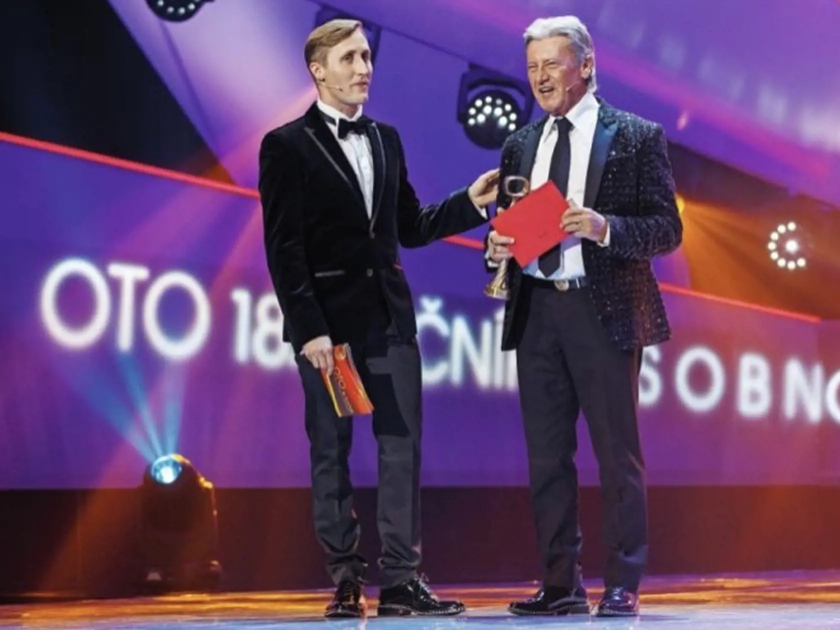 Na pódiu sa počas galavečera OTO v roku 2018 stretli Sajfa a Juraj Lelkes v rovnakých topánkach.